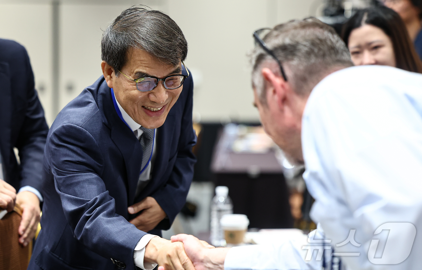 (서울=뉴스1) 김도우 기자 = 노태악 중앙선거관리위원회 위원장이 15일 서울 강남구 코엑스에서 열린 '2025 국제선거포럼'에 참석해 참석자들과 인사를 나누고 있다. 2025.7 …