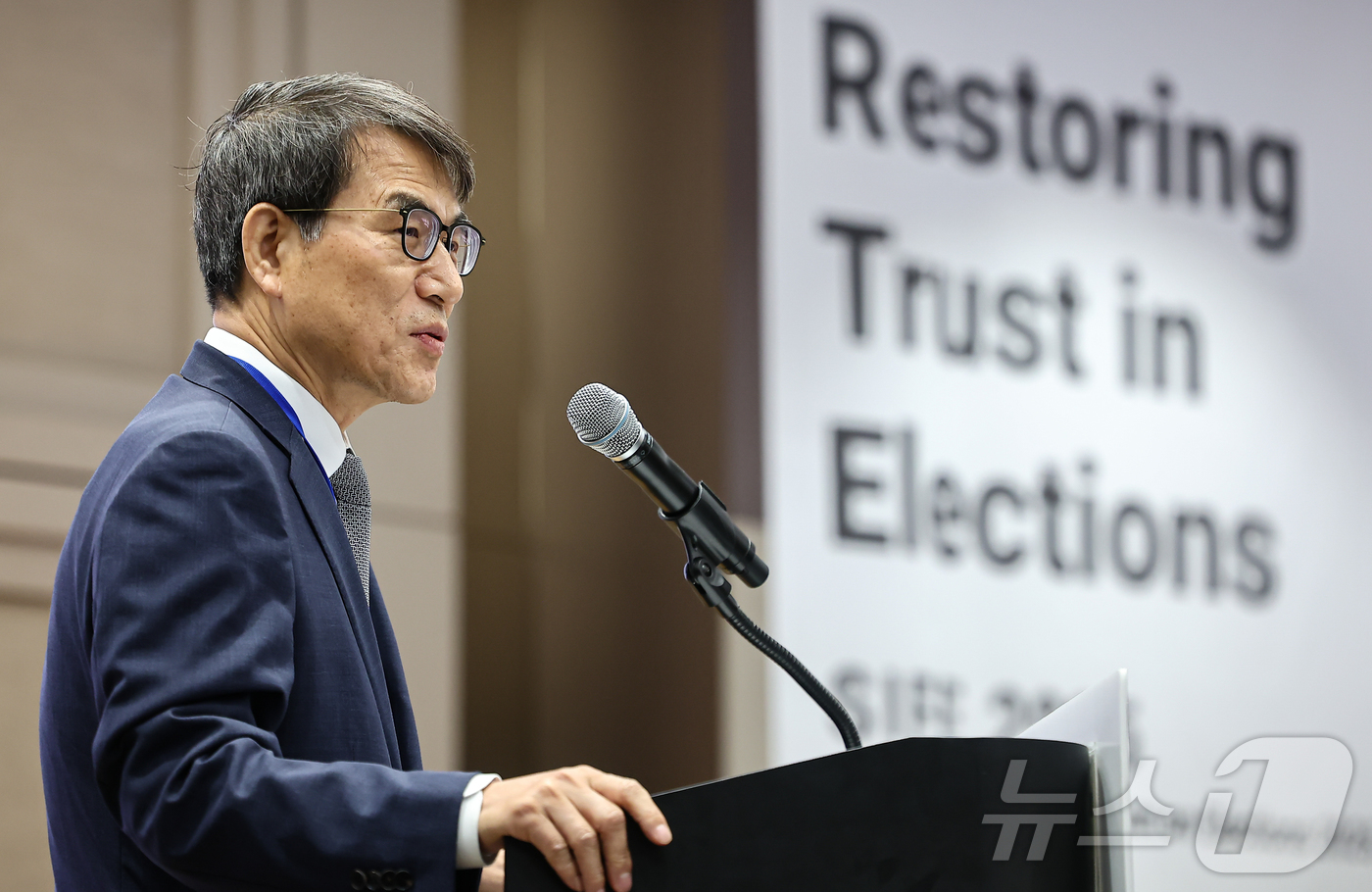 (서울=뉴스1) 김도우 기자 = 노태악 중앙선거관리위원회 위원장이 15일 서울 강남구 코엑스에서 열린 '2025 국제선거포럼'에 참석해 환영사를 하고 있다. 2025.7.15/뉴스 …