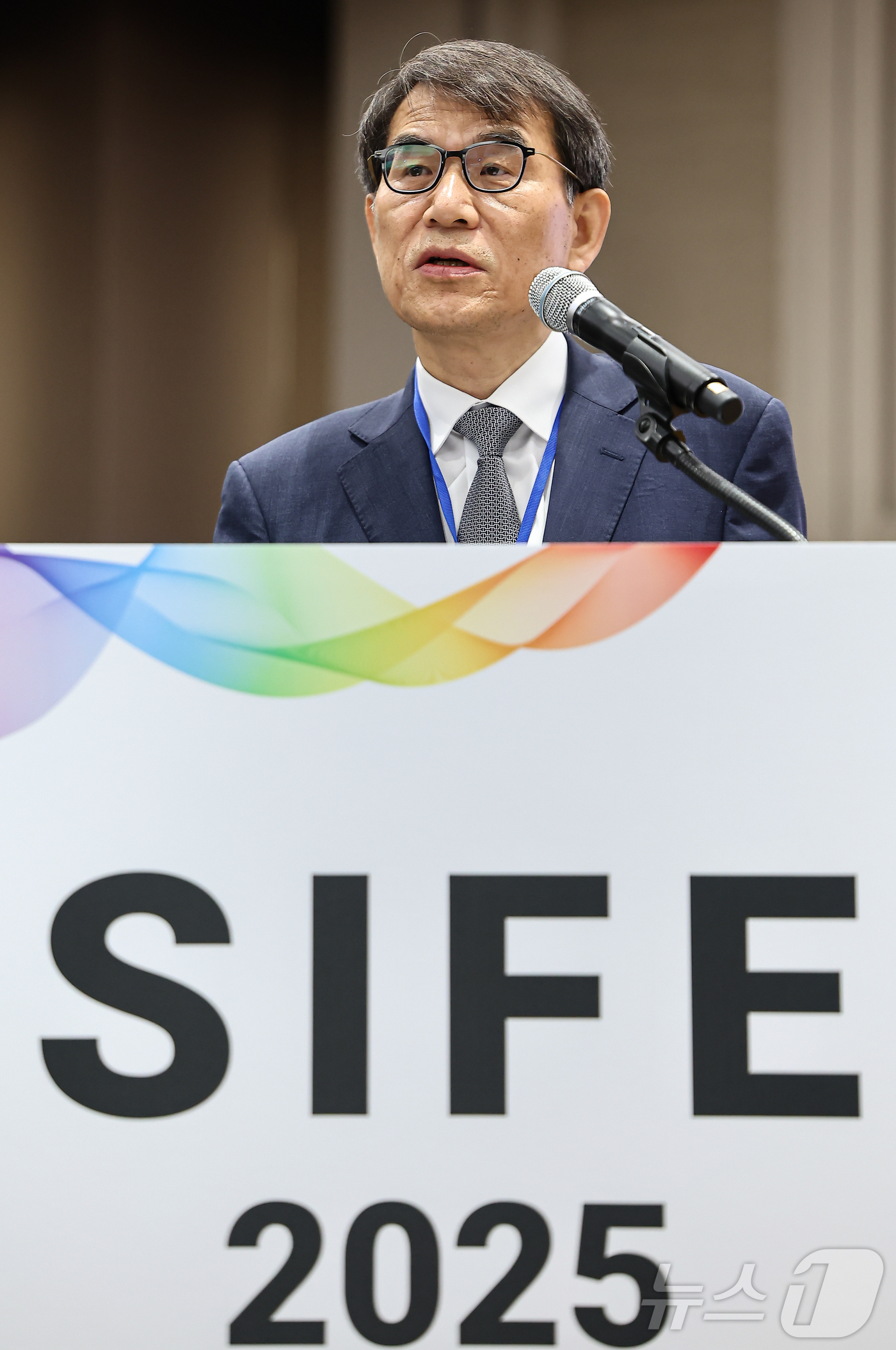 (서울=뉴스1) 김도우 기자 = 노태악 중앙선거관리위원회 위원장이 15일 서울 강남구 코엑스에서 열린 '2025 국제선거포럼'에 참석해 환영사를 하고 있다. 2025.7.15/뉴스 …