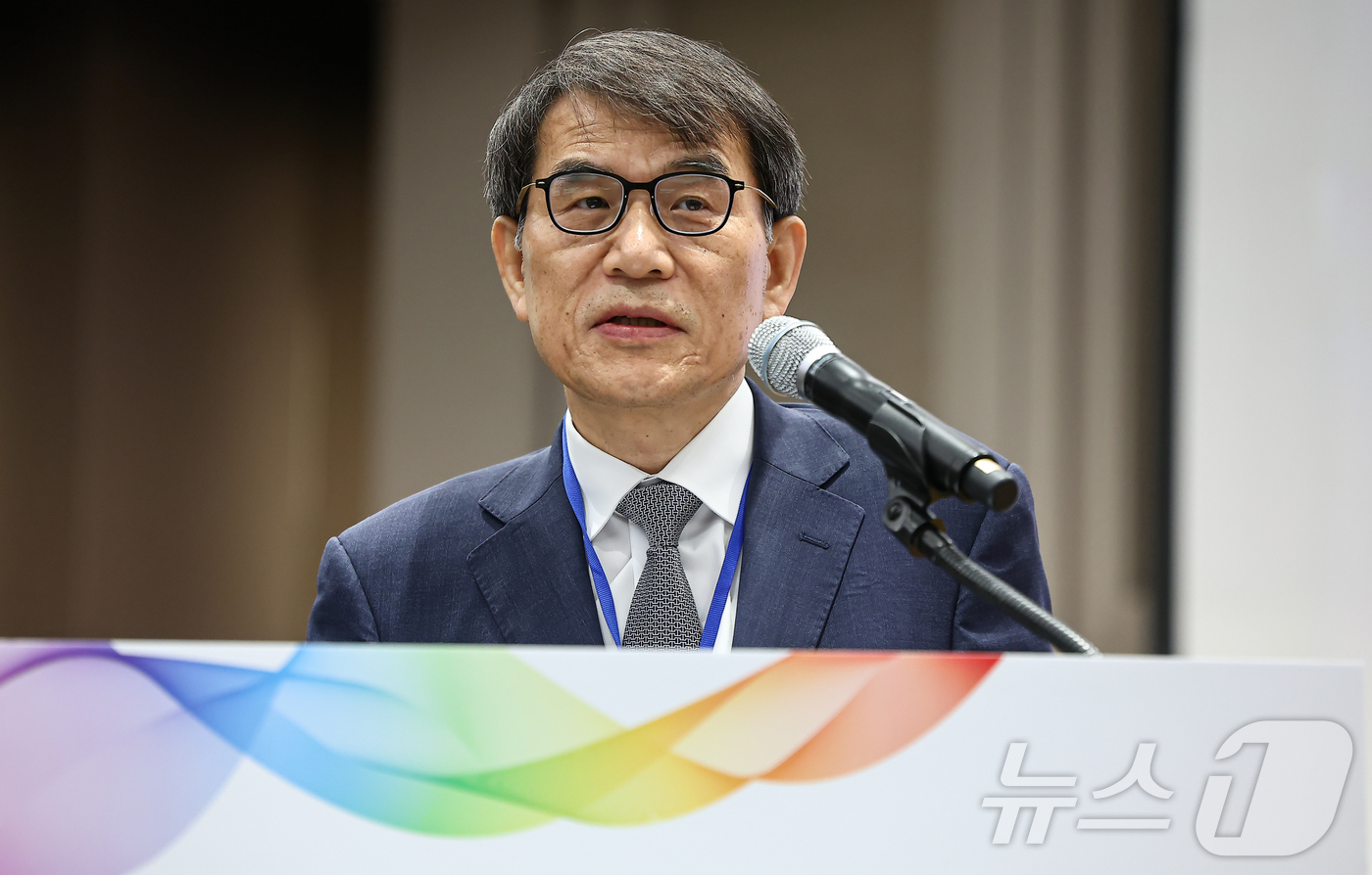 (서울=뉴스1) 김도우 기자 = 노태악 중앙선거관리위원회 위원장이 15일 서울 강남구 코엑스에서 열린 '2025 국제선거포럼'에 참석해 환영사를 하고 있다. 2025.7.15/뉴스 …