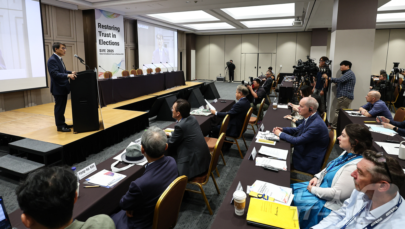 (서울=뉴스1) 김도우 기자 = 노태악 중앙선거관리위원회 위원장이 15일 서울 강남구 코엑스에서 열린 '2025 국제선거포럼'에 참석해 환영사를 하고 있다. 2025.7.15/뉴스 …