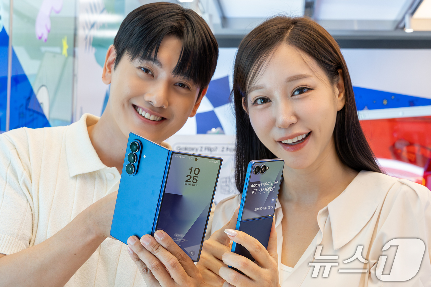 (서울=뉴스1) = KT가 오는 21일까지 전국 KT 매장과 KT닷컴에서 삼성전자 '갤럭시 Z 폴드7'과 '갤럭시 Z 플립7' 사전 예약을 진행한다고 15일 밝혔다.모델들이 KT …