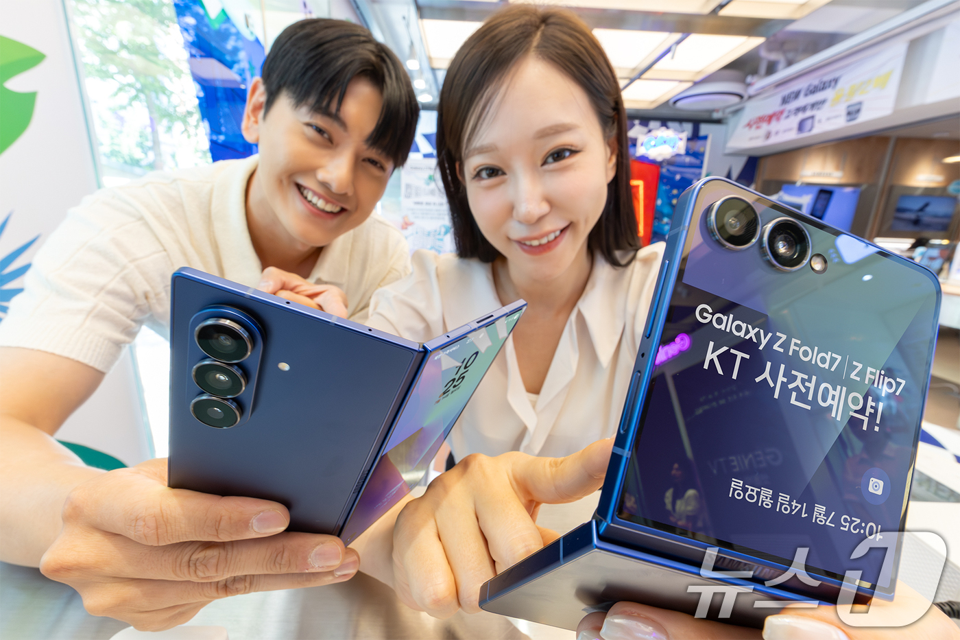(서울=뉴스1) = KT가 오는 21일까지 전국 KT 매장과 KT닷컴에서 삼성전자 '갤럭시 Z 폴드7'과 '갤럭시 Z 플립7' 사전 예약을 진행한다고 15일 밝혔다.모델들이 KT …