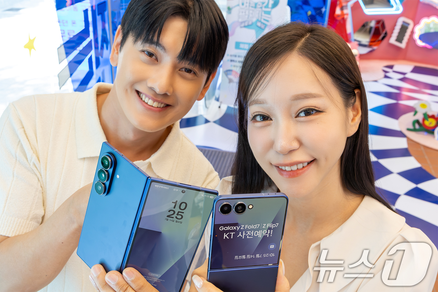(서울=뉴스1) = KT가 오는 21일까지 전국 KT 매장과 KT닷컴에서 삼성전자 '갤럭시 Z 폴드7'과 '갤럭시 Z 플립7' 사전 예약을 진행한다고 15일 밝혔다.모델들이 KT …