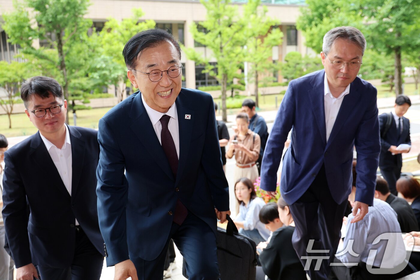 본문 이미지 - 김윤덕 국토교통부 장관 후보자가 15일 오전 경기 과천시 정부과천청사에 마련된 인사청문회 사무실로 출근하고 있다. 2025.7.15/뉴스1 ⓒ News1 황기선 기자
