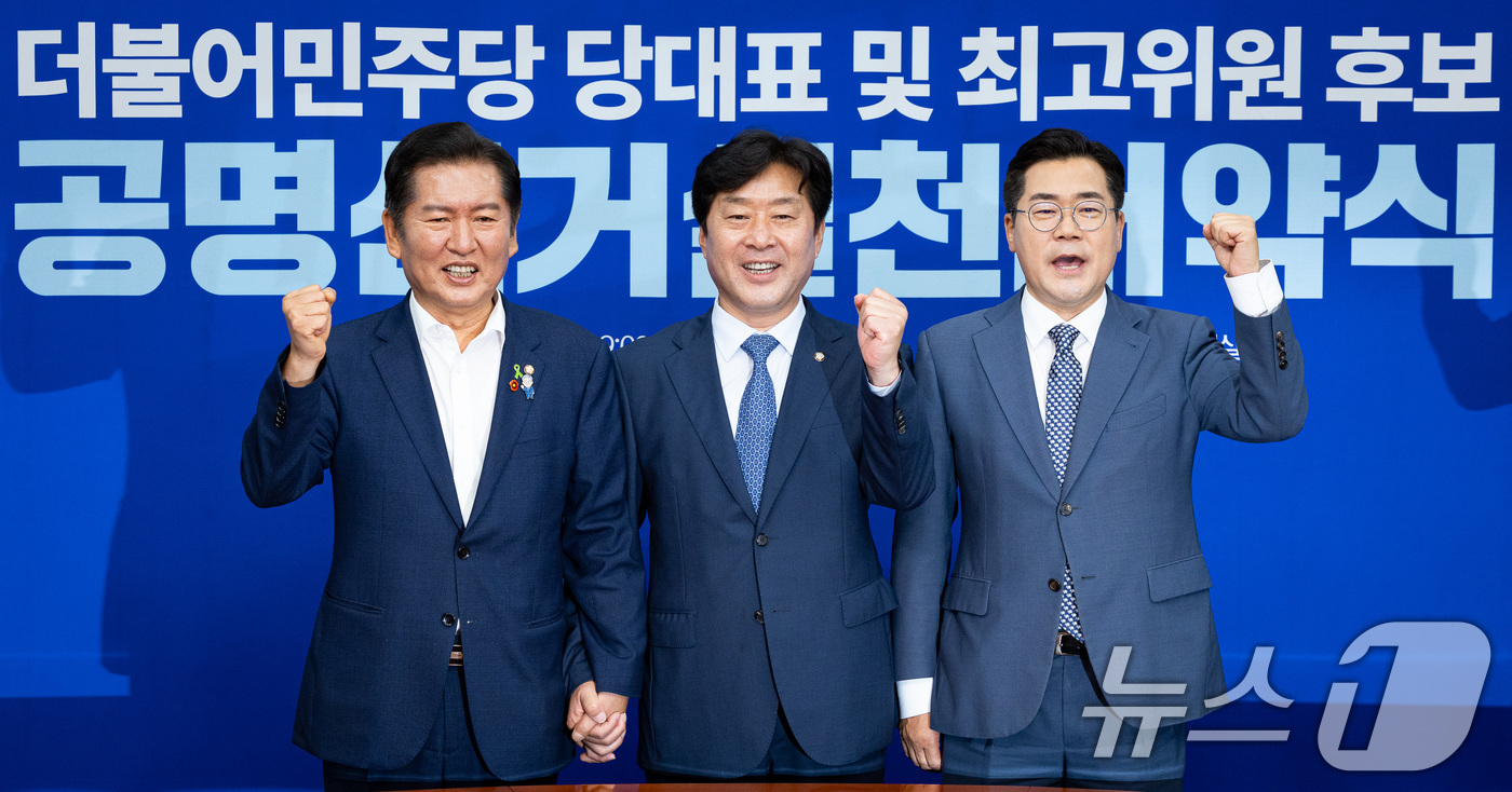 (서울=뉴스1) 유승관 기자 = 더불어민주당 당대표 및 최고위원 후보자들이 15일 서울 여의도 국회에서 열린 공명선거실천서약식에서 서약서에 서명한 후 기념 촬영을 하고 있다.왼쪽부 …