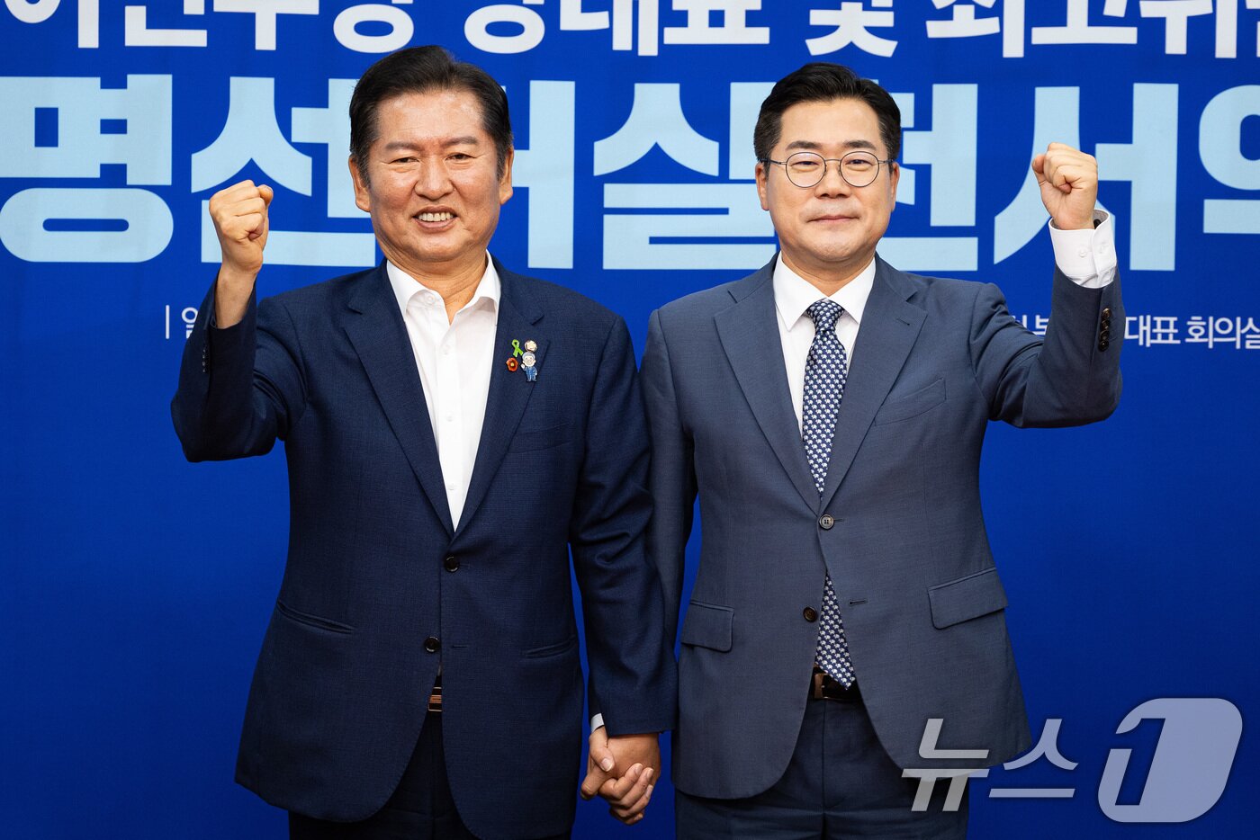 본문 이미지 - 정청래(왼쪽), 박찬대 더불어민주당 당대표 후보가 지난 15일 서울 여의도 국회에서 열린 공명선거실천서약식에서 서약서에 서명한 후 기념 촬영을 하고 있다. 2025.7.15/뉴스1 ⓒ News1 유승관 기자