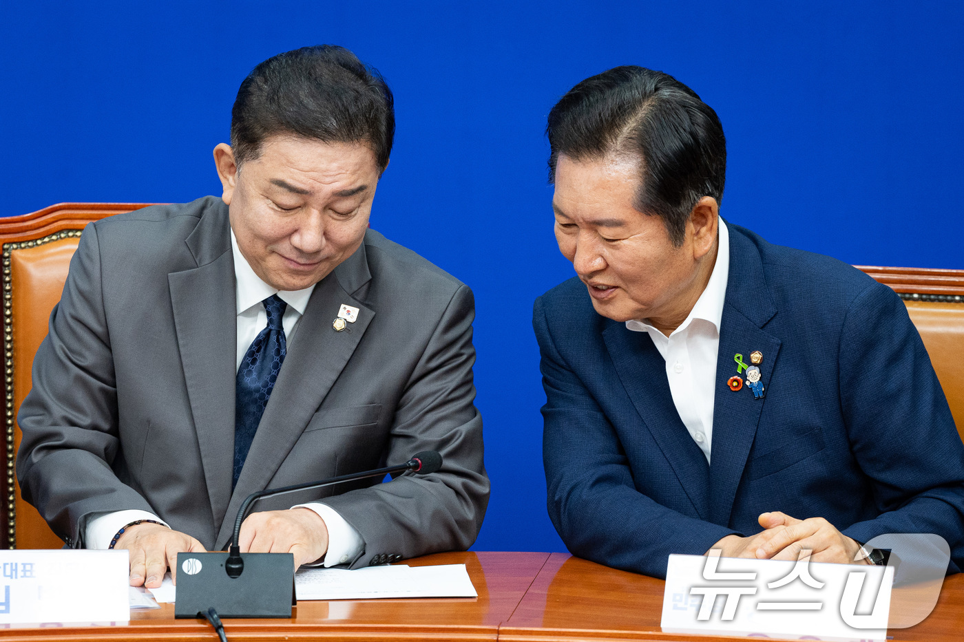 (서울=뉴스1) 유승관 기자 = 김병기 더불어민주당 당대표 직무대행 겸 원내대표(왼쪽)와 정청래 당대표 후보가 15일 서울 여의도 국회에서 열린 공명선거실천서약식에서 대화하고 있다 …