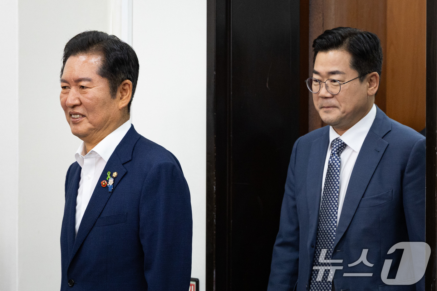 (서울=뉴스1) 유승관 기자 = 정청래(왼쪽), 박찬대 더불어민주당 당대표 후보가 15일 서울 여의도 국회에서 열린 당대표 및 최고위원 후보 공명선거실천서약식에 참석하고 있다. 2 …