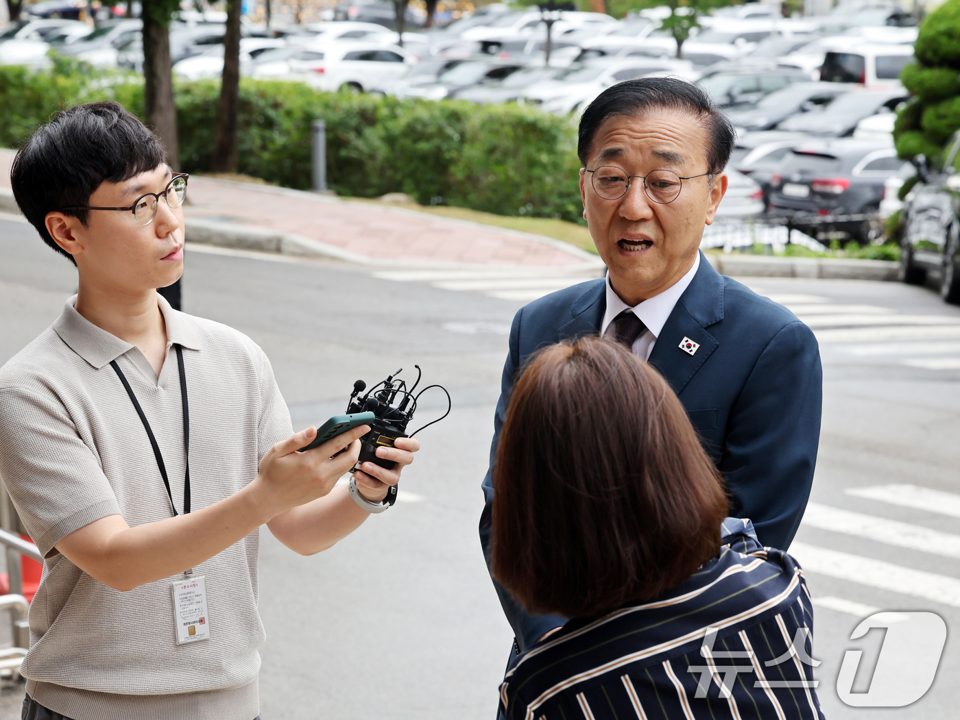 (과천=뉴스1) 황기선 기자 = 김윤덕 국토교통부 장관 후보자가 15일 오전 경기 과천시 정부과천청사에 마련된 인사청문회 사무실로 출근하며 소감을 밝히고 있다. 2025.7.15/ …