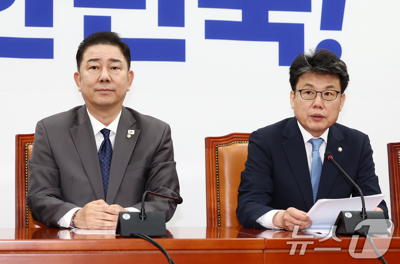 (서울=뉴스1) 김민지 기자 = 진성준 더불어민주당 정책위의장(오른쪽)이 15일 오전 서울 여의도 국회에서 열린 원내대책회의에서 발언하고 있다. 왼쪽은 김병기 당대표 직무대행 겸 …