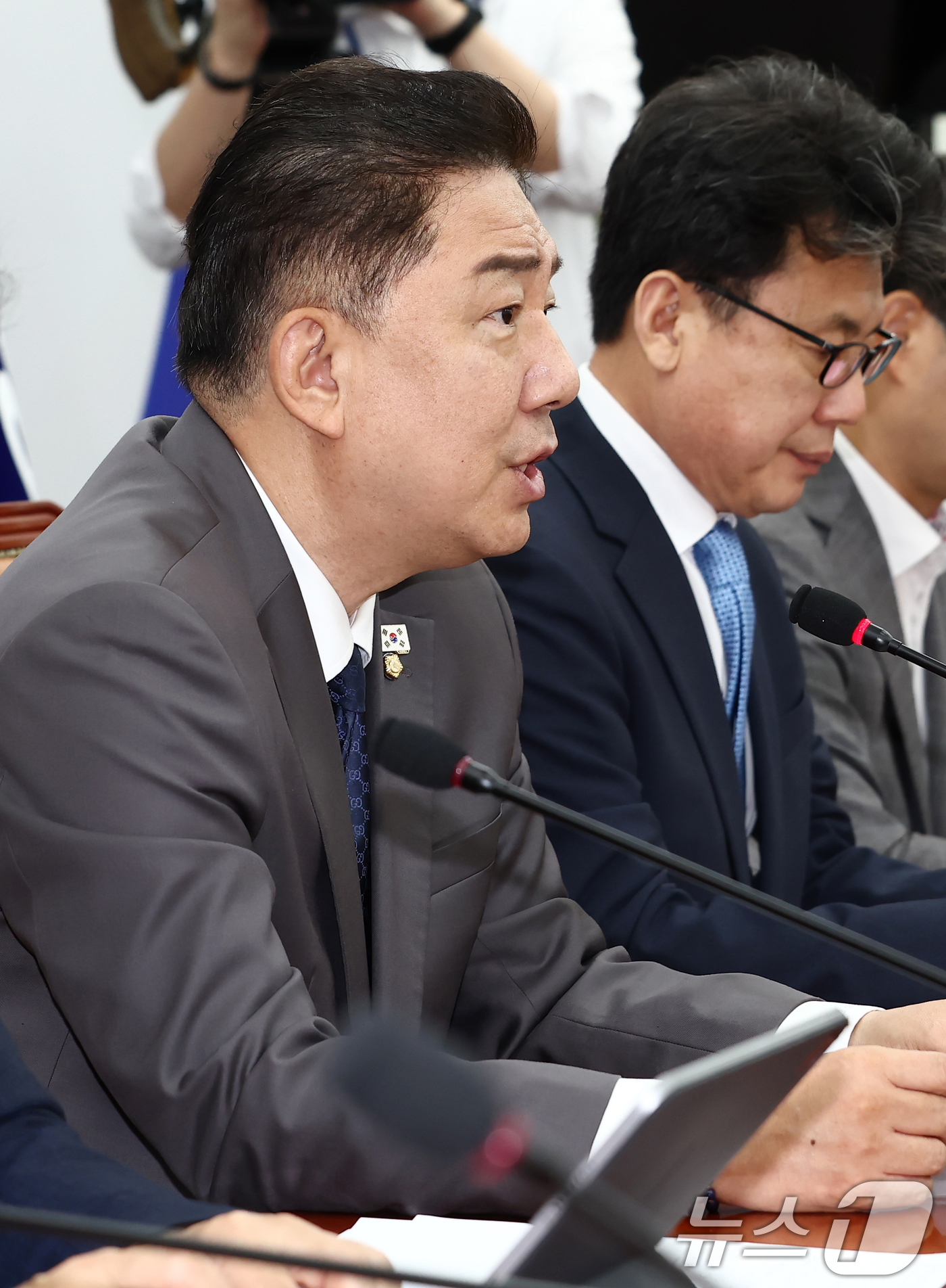 (서울=뉴스1) 김민지 기자 = 김병기 더불어민주당 당대표 직무대행 겸 원내대표가 15일 오전 서울 여의도 국회에서 열린 원내대책회의에서 모두 발언을 하고 있다. 2025.7.15 …