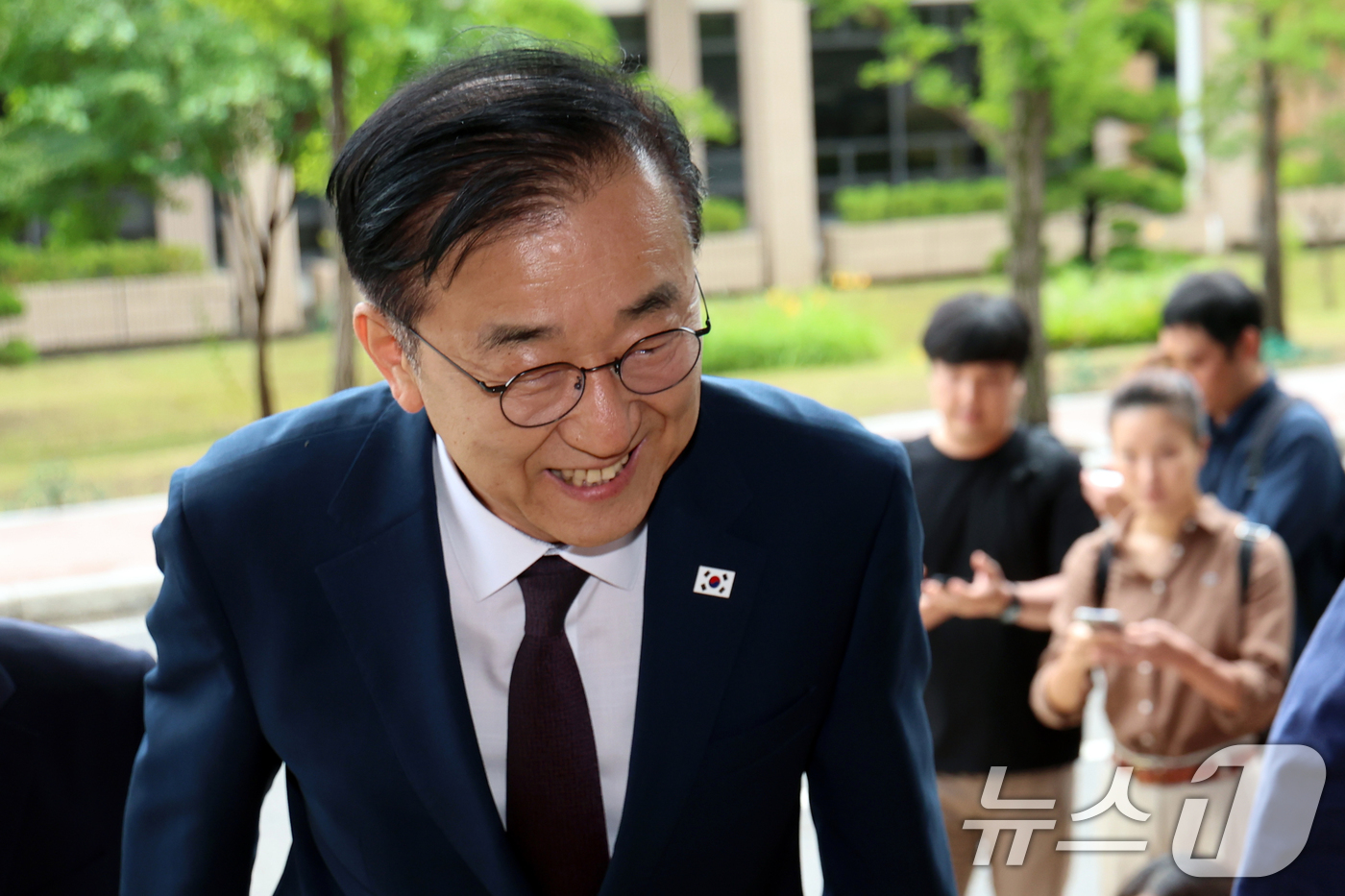 (과천=뉴스1) 황기선 기자 = 김윤덕 국토교통부 장관 후보자가 15일 오전 경기 과천시 정부과천청사에 마련된 인사청문회 사무실로 출근하고 있다. 2025.7.15/뉴스1