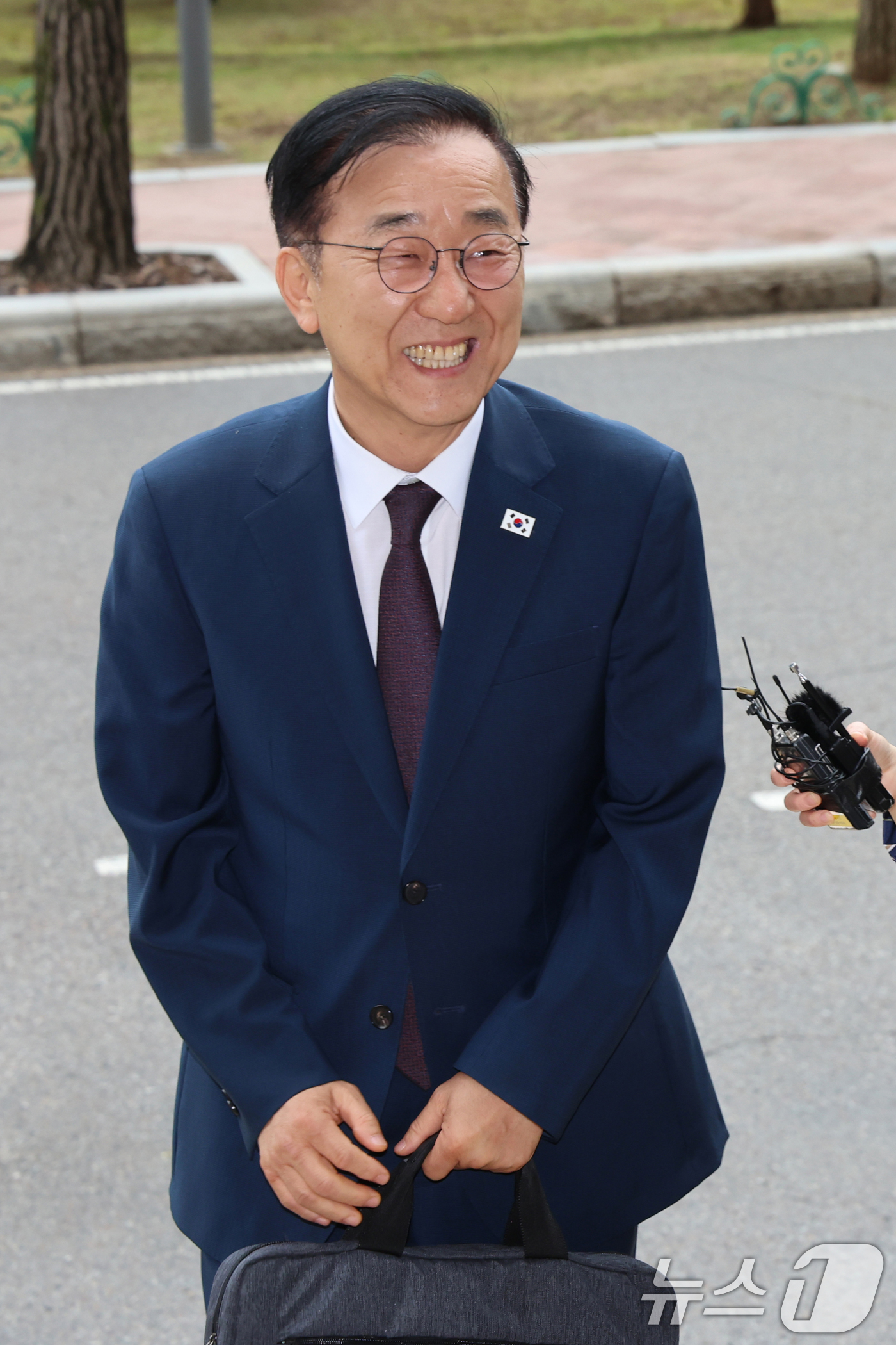 (과천=뉴스1) 황기선 기자 = 김윤덕 국토교통부 장관 후보자가 15일 오전 경기 과천시 정부과천청사에 마련된 인사청문회 사무실로 출근하고 있다. 2025.7.15/뉴스1