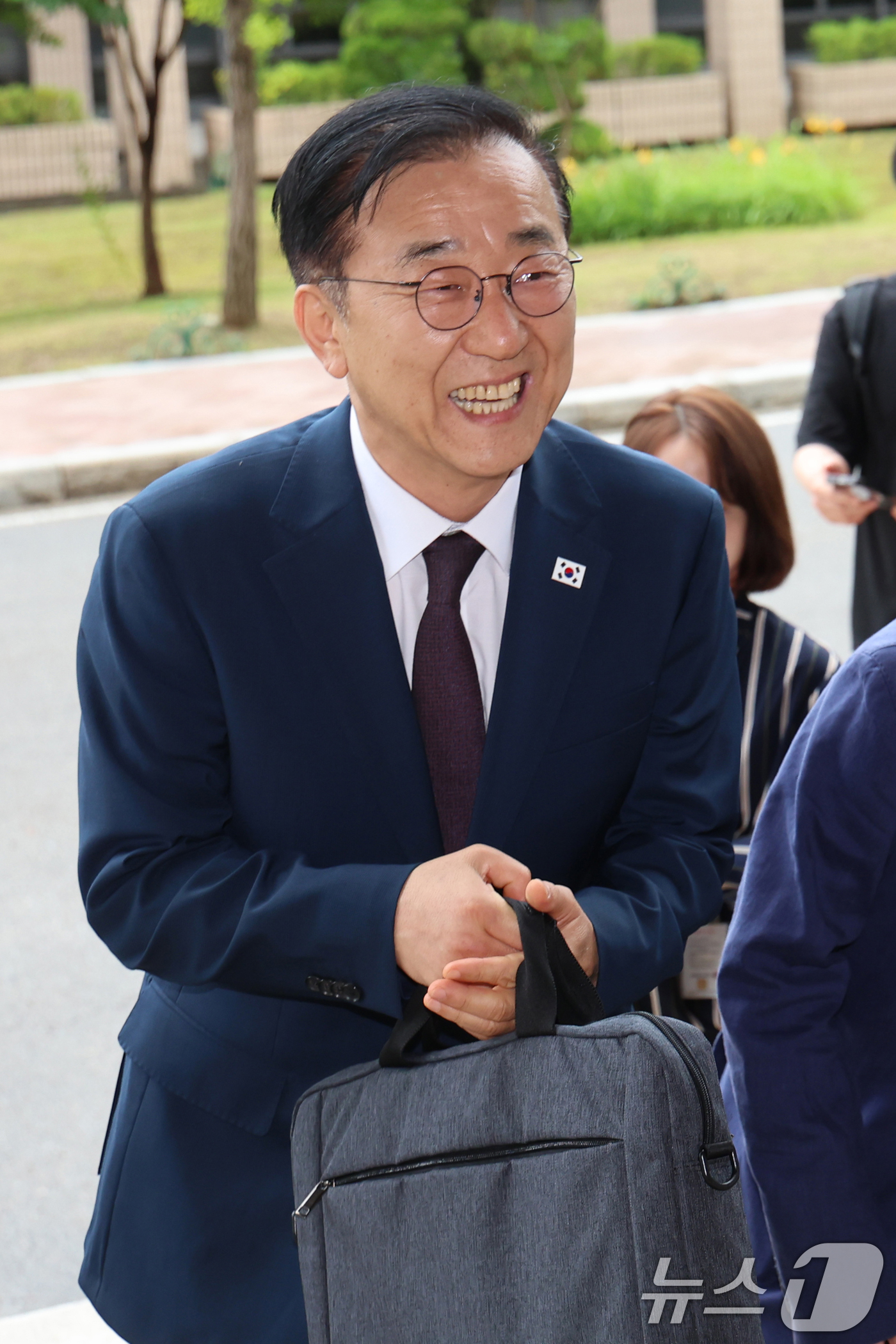 (과천=뉴스1) 황기선 기자 = 김윤덕 국토교통부 장관 후보자가 15일 오전 경기 과천시 정부과천청사에 마련된 인사청문회 사무실로 출근하고 있다. 2025.7.15/뉴스1