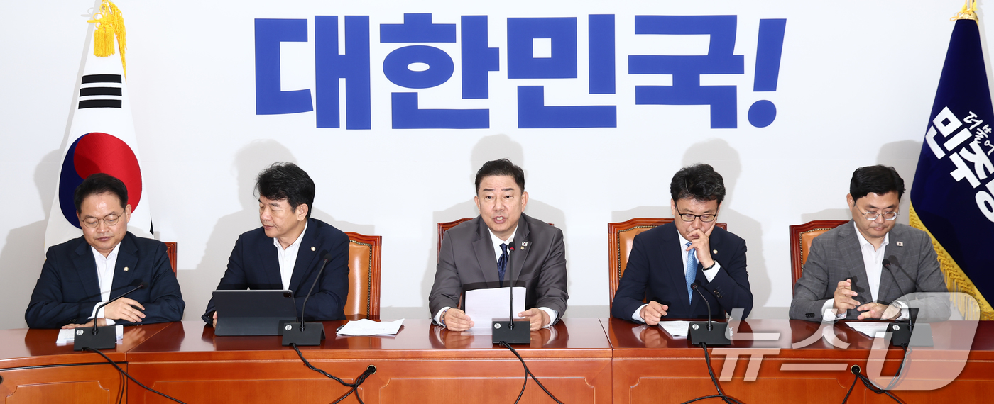 (서울=뉴스1) 김민지 기자 = 김병기 더불어민주당 당대표 직무대행 겸 원내대표가 15일 오전 서울 여의도 국회에서 열린 원내대책회의에서 모두 발언을 하고 있다. 2025.7.15 …