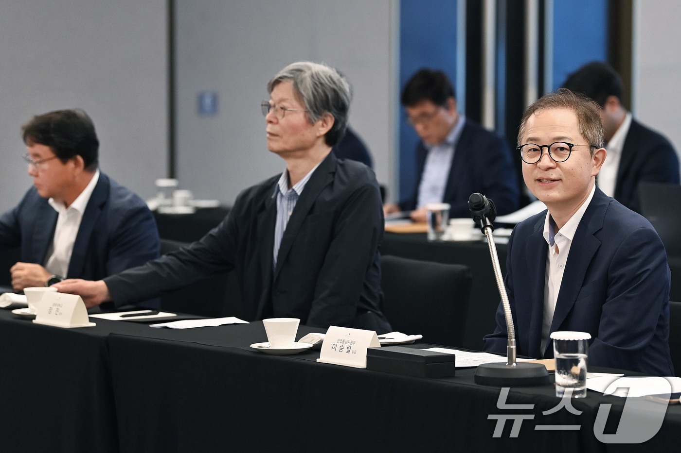 (서울=뉴스1) = 이승렬 산업통상자원부 산업정책실장이 15일 서울 서초구 JW메리어트 호텔에서 열린 '무기발광 산업육성 얼라이언스 간담회'를 주재하고 있다. (산업통상자원부 제공 …