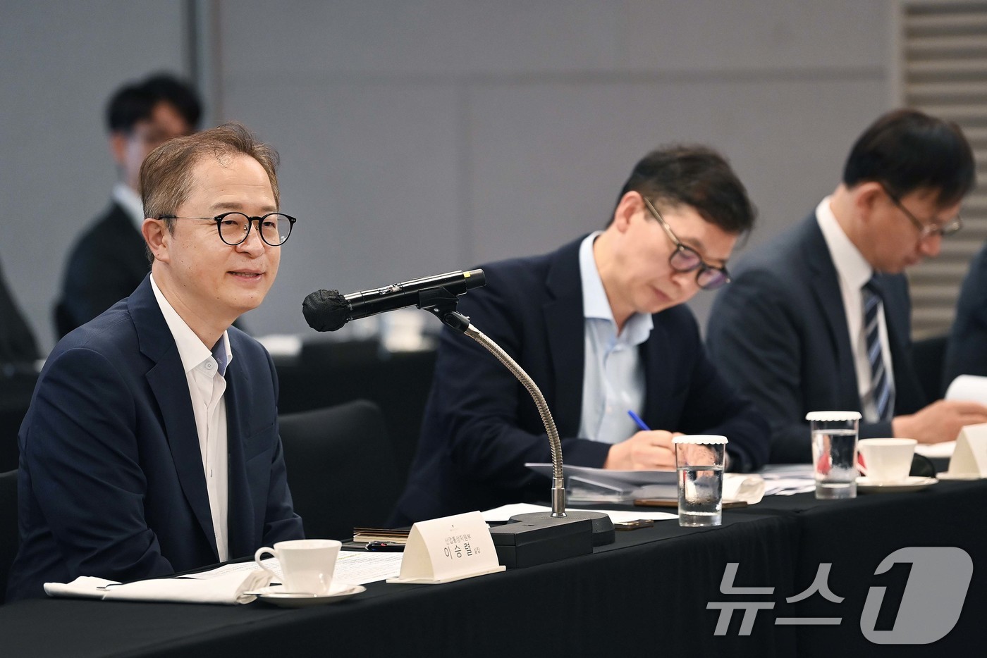 (서울=뉴스1) = 이승렬 산업통상자원부 산업정책실장이 15일 서울 서초구 JW메리어트 호텔에서 열린 '무기발광 산업육성 얼라이언스 간담회'를 주재하고 있다. (산업통상자원부 제공 …