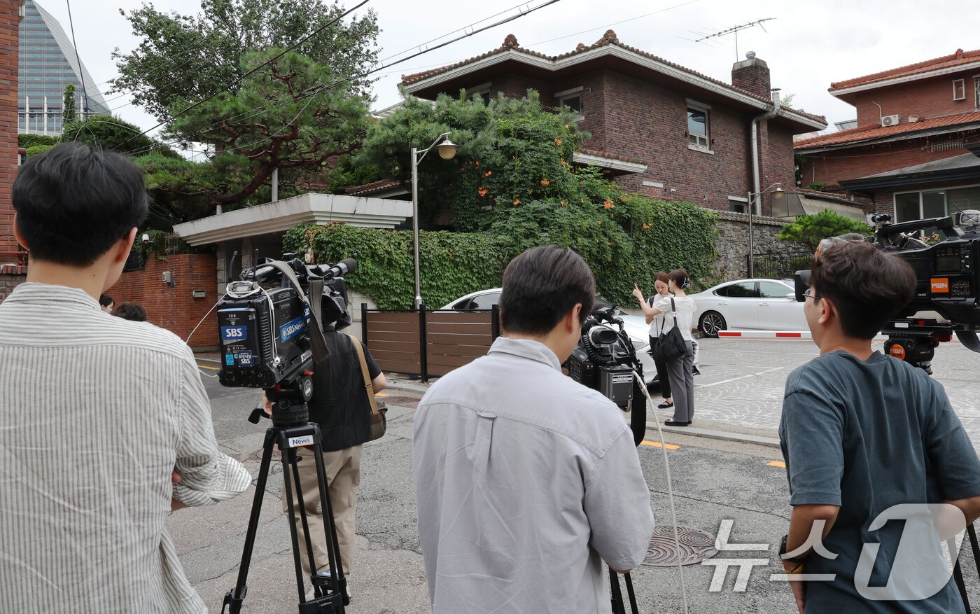 본문 이미지 - 김건희 여사 관련 의혹을 수사하는 민중기 특검팀이 15일 오전 서울 강남구 역삼동에 위치한 건진법사 전성배 씨 법당에 대한 압수수색에 나선 가운데 취재진이 현장에 대기하고 있다. 2025.7.15/뉴스1 ⓒ News1 장수영 기자