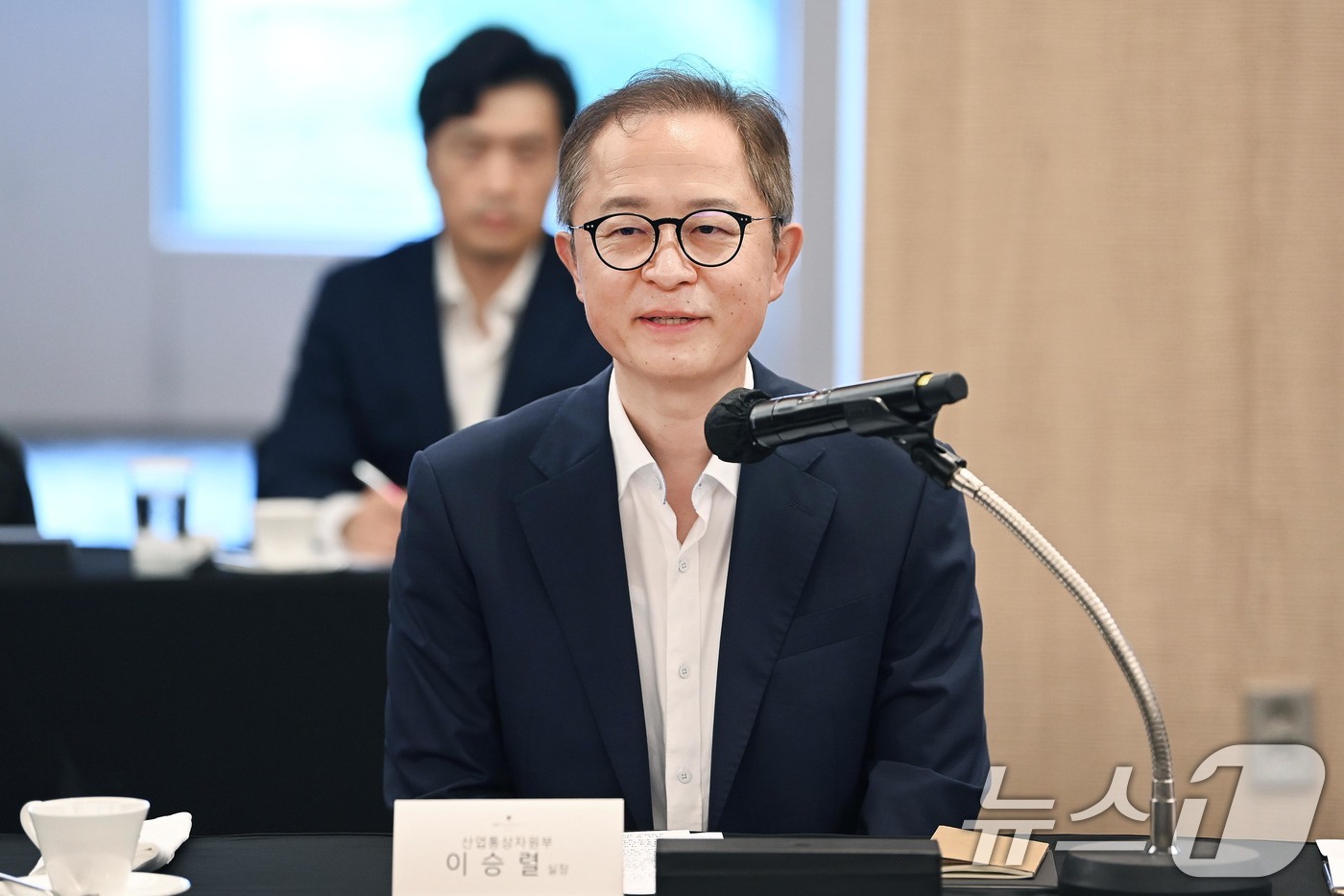 (서울=뉴스1) = 이승렬 산업통상자원부 산업정책실장이 15일 서울 서초구 JW메리어트 호텔에서 열린 '무기발광 산업육성 얼라이언스 간담회'를 주재하고 있다. (산업통상자원부 제공 …