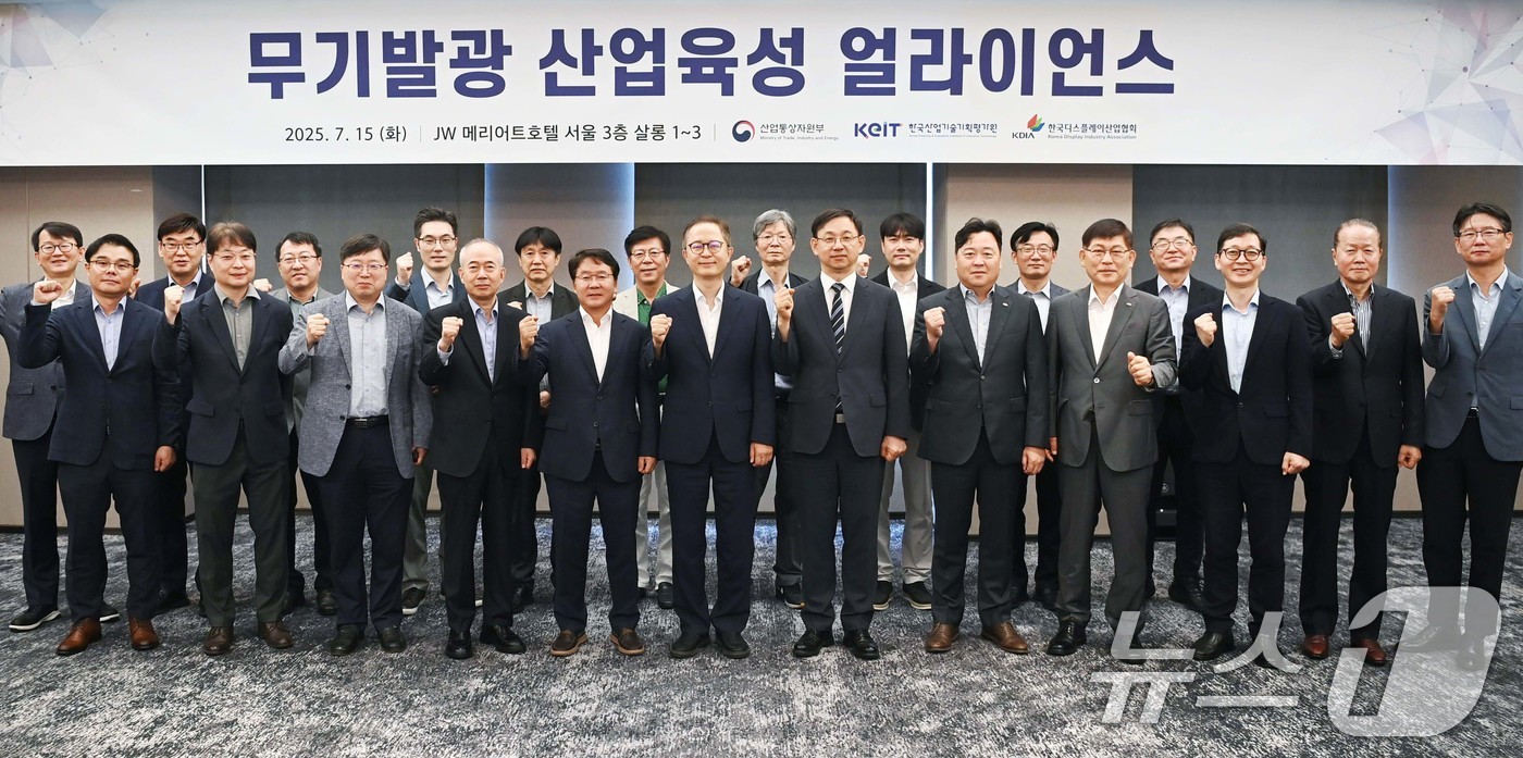 (서울=뉴스1) = 이승렬 산업통상자원부 산업정책실장이 15일 서울 서초구 JW메리어트 호텔에서 열린 '무기발광 산업육성 얼라이언스 간담회'에서 주요 참석자들과 함께 기념 촬영을 …