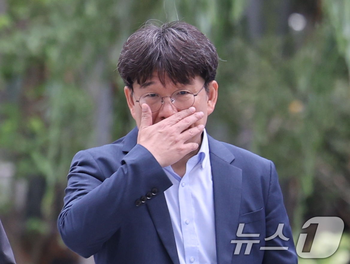 (서울=뉴스1) 박지혜 기자 = 이상화 동해종합기술공사 부사장이 15일 서울 종로구 김건희 여사에 관한 의혹들을 수사하는 민중기 특별검사팀 사무실로 출석하고 있다. 2025.7.1 …