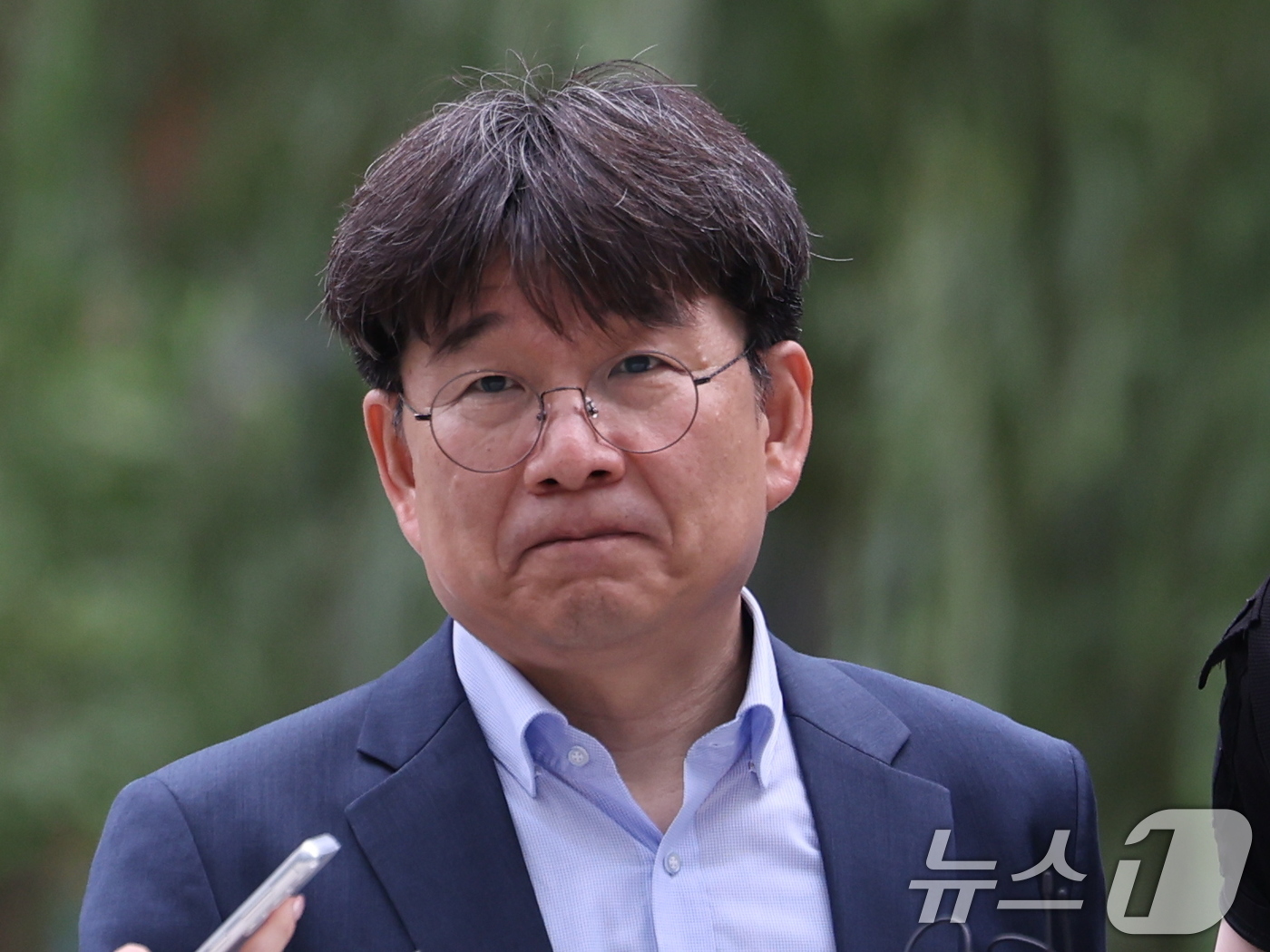 (서울=뉴스1) 박지혜 기자 = 이상화 동해종합기술공사 부사장이 15일 서울 종로구 김건희 여사에 관한 의혹들을 수사하는 민중기 특별검사팀 사무실로 출석하고 있다. 2025.7.1 …