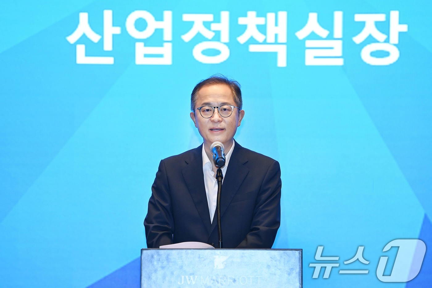 (서울=뉴스1) = 이승렬 산업통상자원부 산업정책실장이 15일 서울 서초구 JW메리어트 호텔에서 열린 '제4차 무기발광 산업육성 얼라이언스 워크숍'에 참석해 인사말을 하고 있다. …