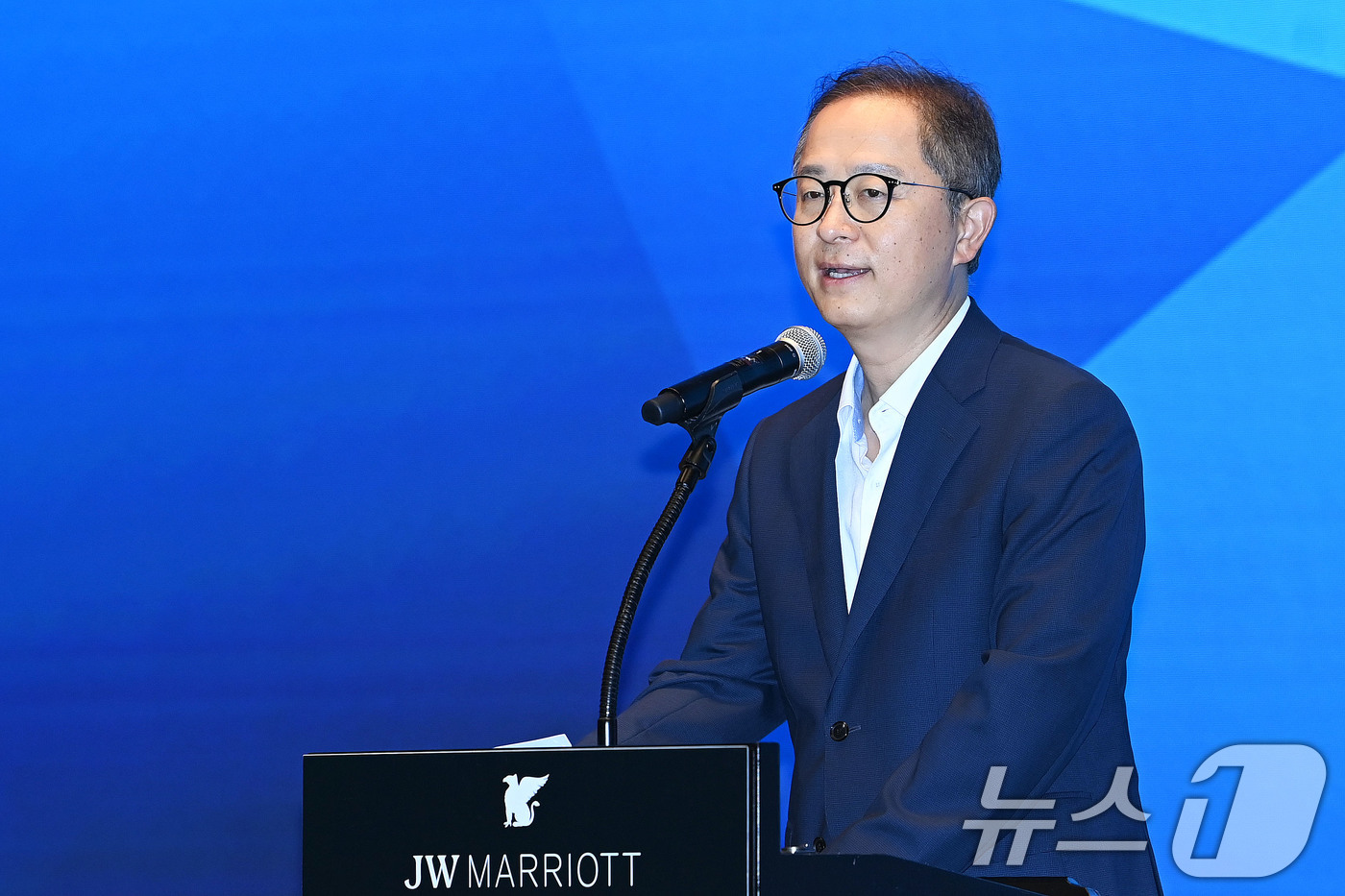 (서울=뉴스1) = 이승렬 산업통상자원부 산업정책실장이 15일 서울 서초구 JW메리어트 호텔에서 열린 '제4차 무기발광 산업육성 얼라이언스 워크숍'에 참석해 인사말을 하고 있다. …