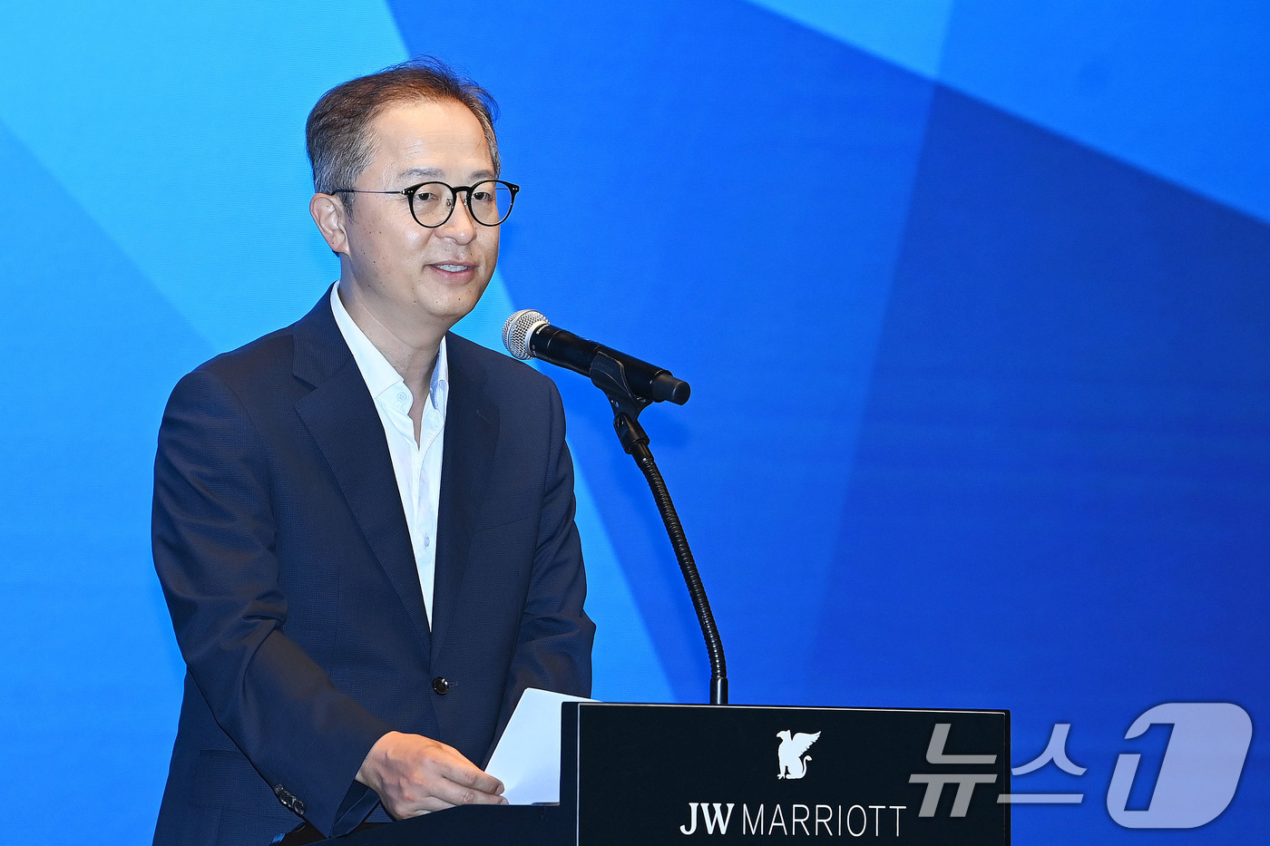 (서울=뉴스1) = 이승렬 산업통상자원부 산업정책실장이 15일 서울 서초구 JW메리어트 호텔에서 열린 '제4차 무기발광 산업육성 얼라이언스 워크숍'에 참석해 인사말을 하고 있다. …