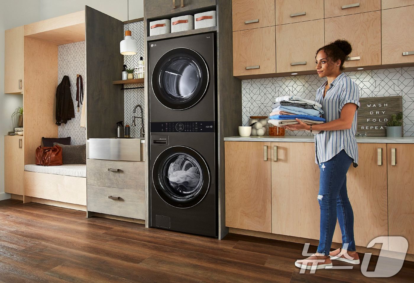 (서울=뉴스1) = LG전자는 복합형 세탁·건조기 'LG워시타워'가 미국과 영국의 유력 매체들로부터 호평을 받으며 '최고의 세탁·건조기' 제품으로 선정됐다고 15일 밝혔다.사진은 …