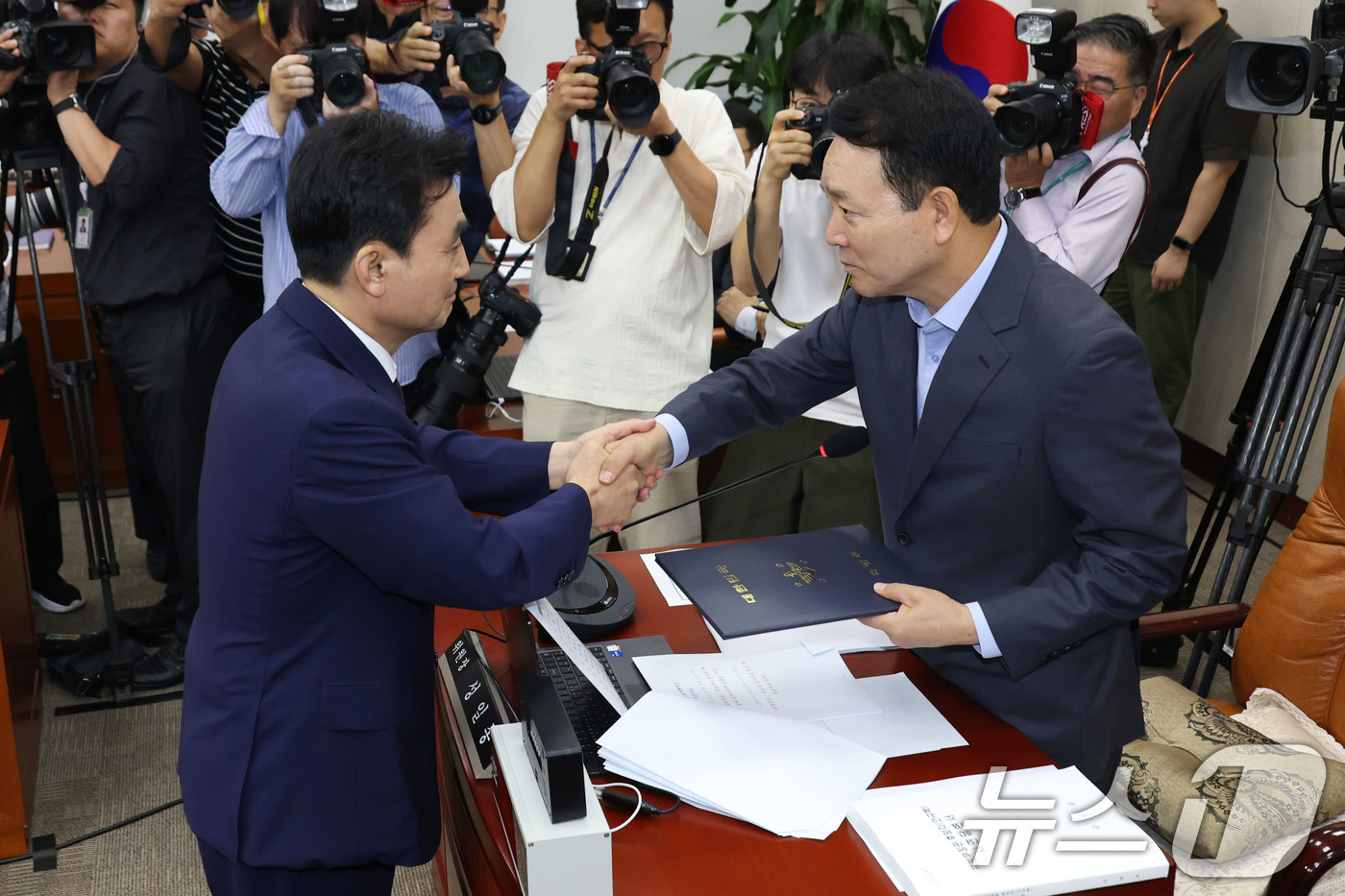 (서울=뉴스1) 이광호 기자 = 안규백 국방부 장관 후보자가 15일 오전 서울 여의도 국회 국방위원회 전체회의장에서 열린 인사청문회에 출석해 선서문을 성일종 위원장에게 제출하고 있 …