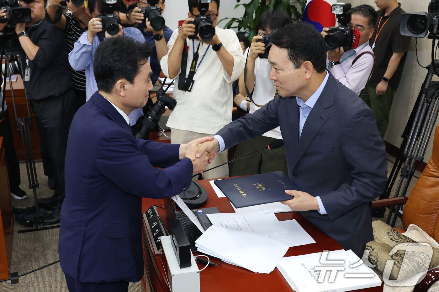 본문 이미지 - 안규백 국방부 장관 후보자가 15일 오전 서울 여의도 국회 국방위원회 전체회의장에서 열린 인사청문회에 출석해 선서문을 성일종 위원장에게 제출하고 있다. 2025.7.15/뉴스1 ⓒ News1 이광호 기자