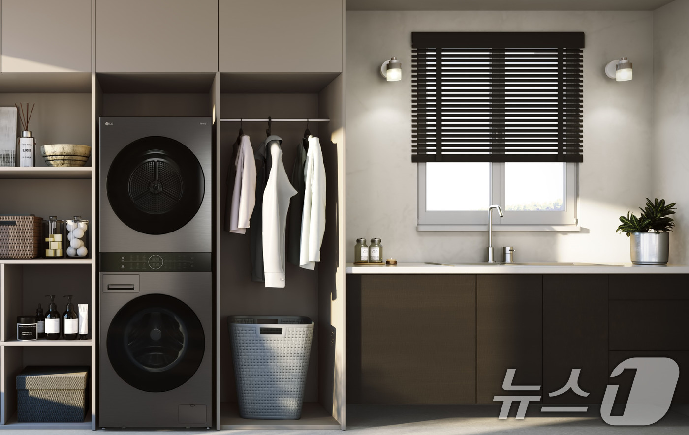 (서울=뉴스1) = LG전자는 복합형 세탁·건조기 'LG워시타워'가 미국과 영국의 유력 매체들로부터 호평을 받으며 '최고의 세탁·건조기' 제품으로 선정됐다고 15일 밝혔다.사진은 …