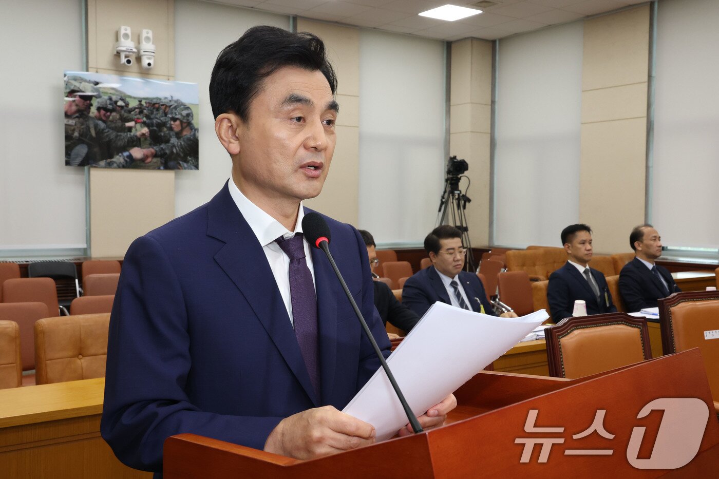 본문 이미지 - 안규백 국방부 장관 후보자가 15일 오전 서울 여의도 국회 국방위원회 전체회의장에서 열린 인사청문회에 출석해 모두발언을 하고 있다. 2025.7.15/뉴스1 ⓒ News1 이광호 기자