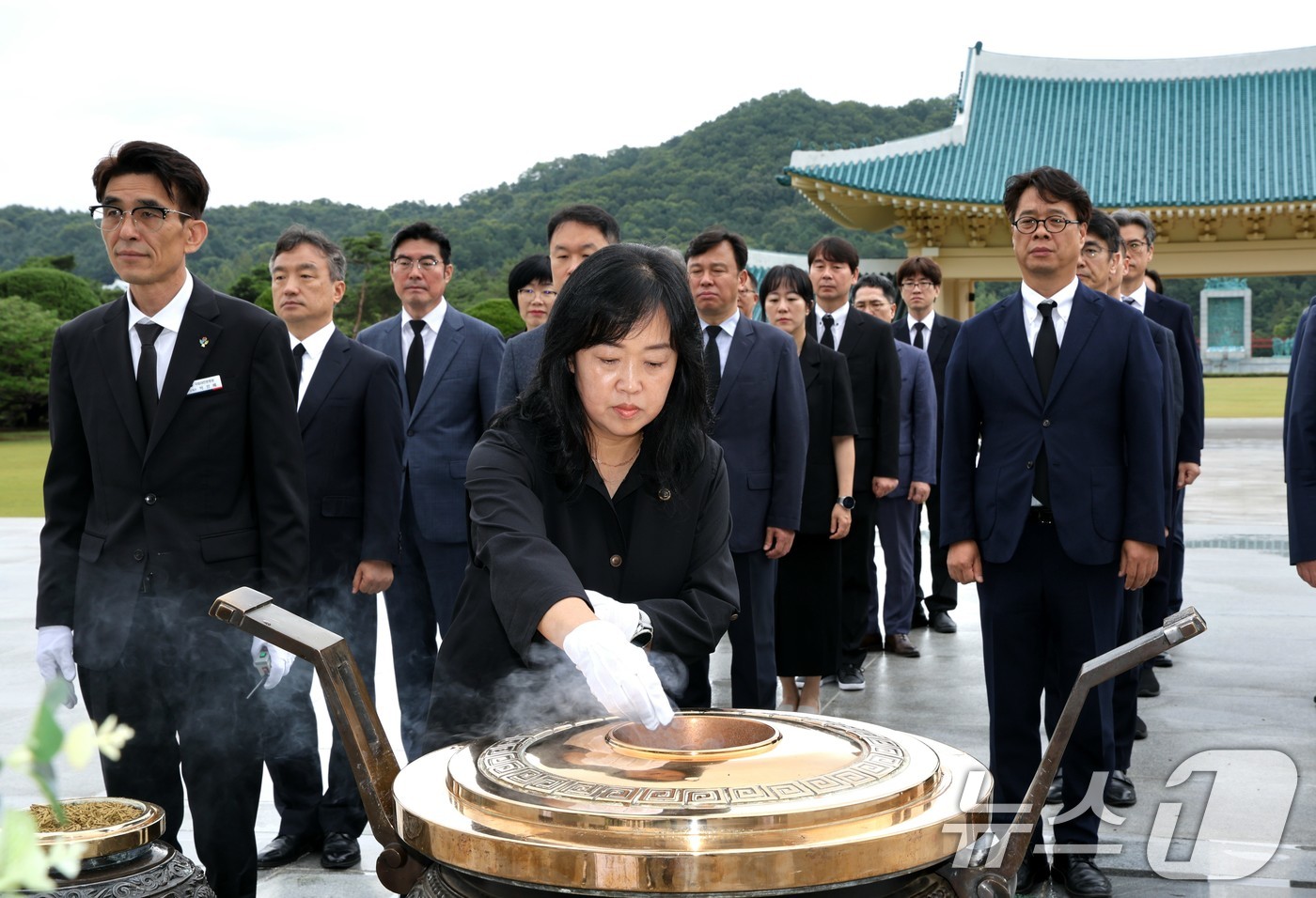 (서울=뉴스1) = 홍소영 병무청장이 15일 대전 유성구 국립대전현충원 현충탑에서 분향을 하고 있다. (병무청 제공. 재판매 및 DB 금지) 2025.7.15/뉴스1