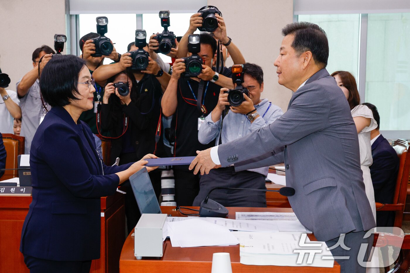 본문 이미지 - 한성숙 중소벤처기업부 장관 후보자가 15일 오전 서울 여의도 국회 산업통산자원중소벤처기업위원회에서 열린 인사청문회에 출석해 선서문을 이철규 위원장에게 전달하고 있다. 2025.7.15/뉴스1 ⓒ News1 안은나 기자