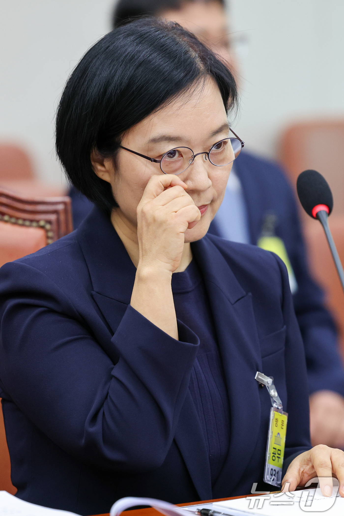 (서울=뉴스1) 안은나 기자 = 한성숙 중소벤처기업부 장관 후보자가 15일 오전 서울 여의도 국회 산업통산자원중소벤처기업위원회에서 열린 인사청문회에 출석해 안경을 고쳐쓰고 있다. …