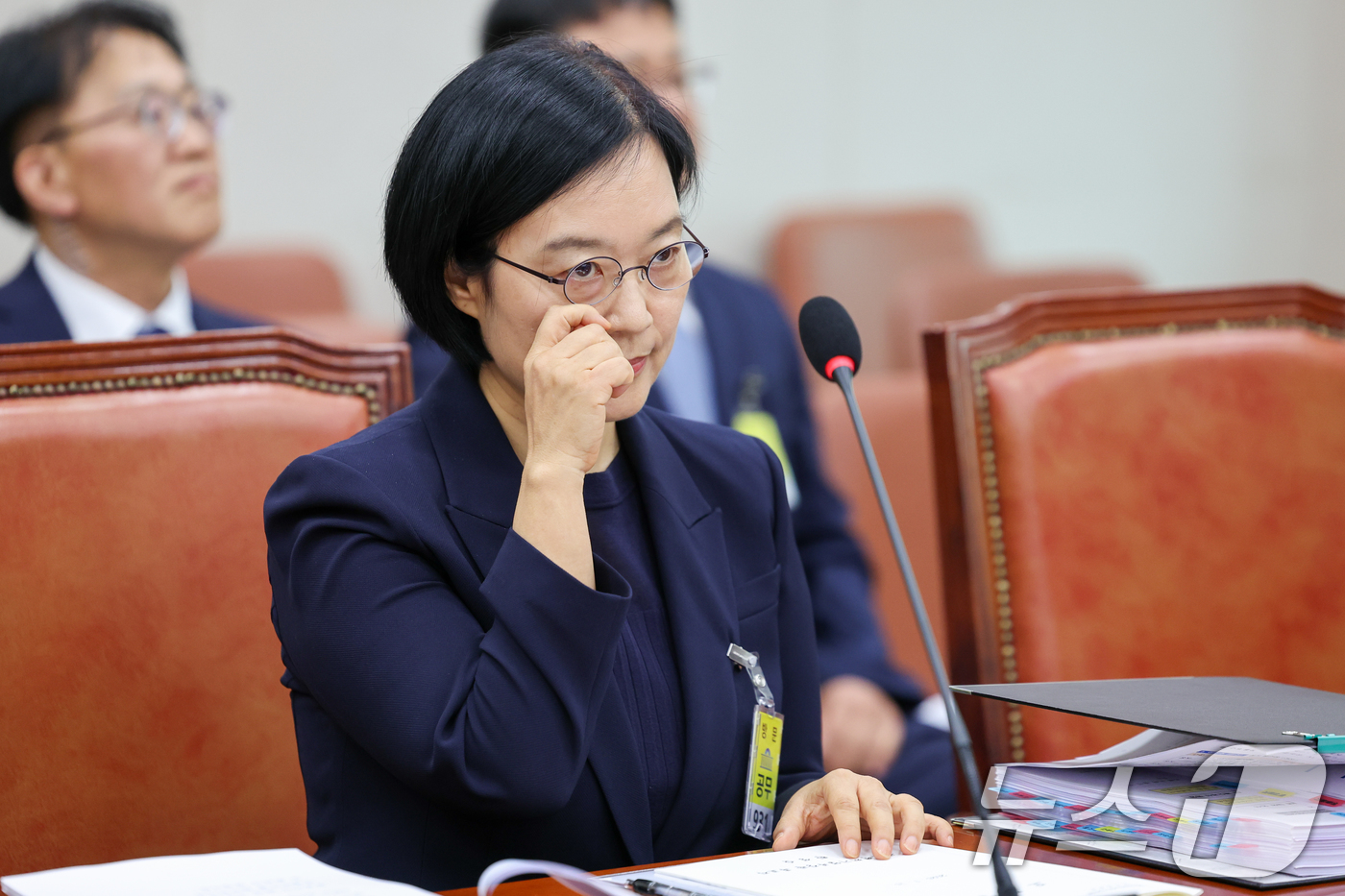 (서울=뉴스1) 안은나 기자 = 한성숙 중소벤처기업부 장관 후보자가 15일 오전 서울 여의도 국회 산업통산자원중소벤처기업위원회에서 열린 인사청문회에 출석해 안경을 고쳐쓰고 있다. …