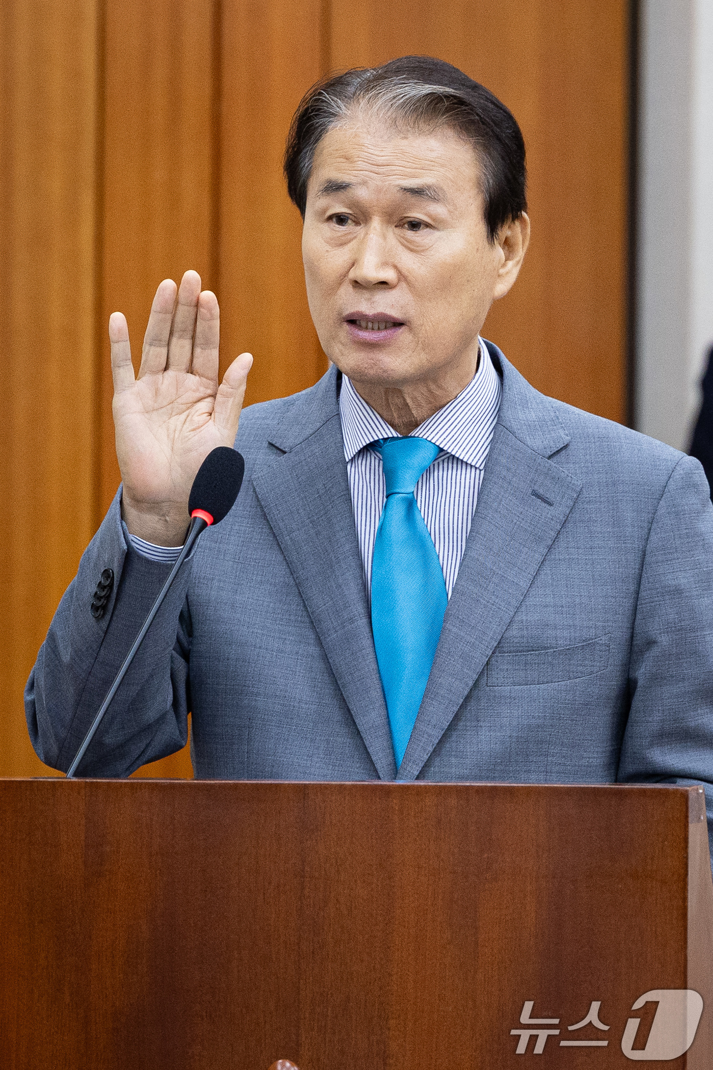 (서울=뉴스1) 유승관 기자 = 권오을 국가보훈부 장관 후보자가 15일 서울 여의도 국회에서 열린 인사청문회에 출석해 선서하고 있다. 2025.7.15/뉴스1