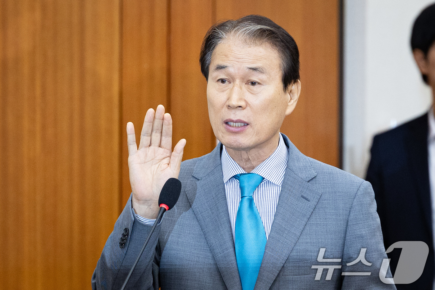 (서울=뉴스1) 유승관 기자 = 권오을 국가보훈부 장관 후보자가 15일 서울 여의도 국회에서 열린 인사청문회에 출석해 선서하고 있다. 2025.7.15/뉴스1