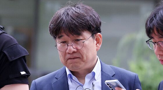 굳은 표정의 이상화 부사장