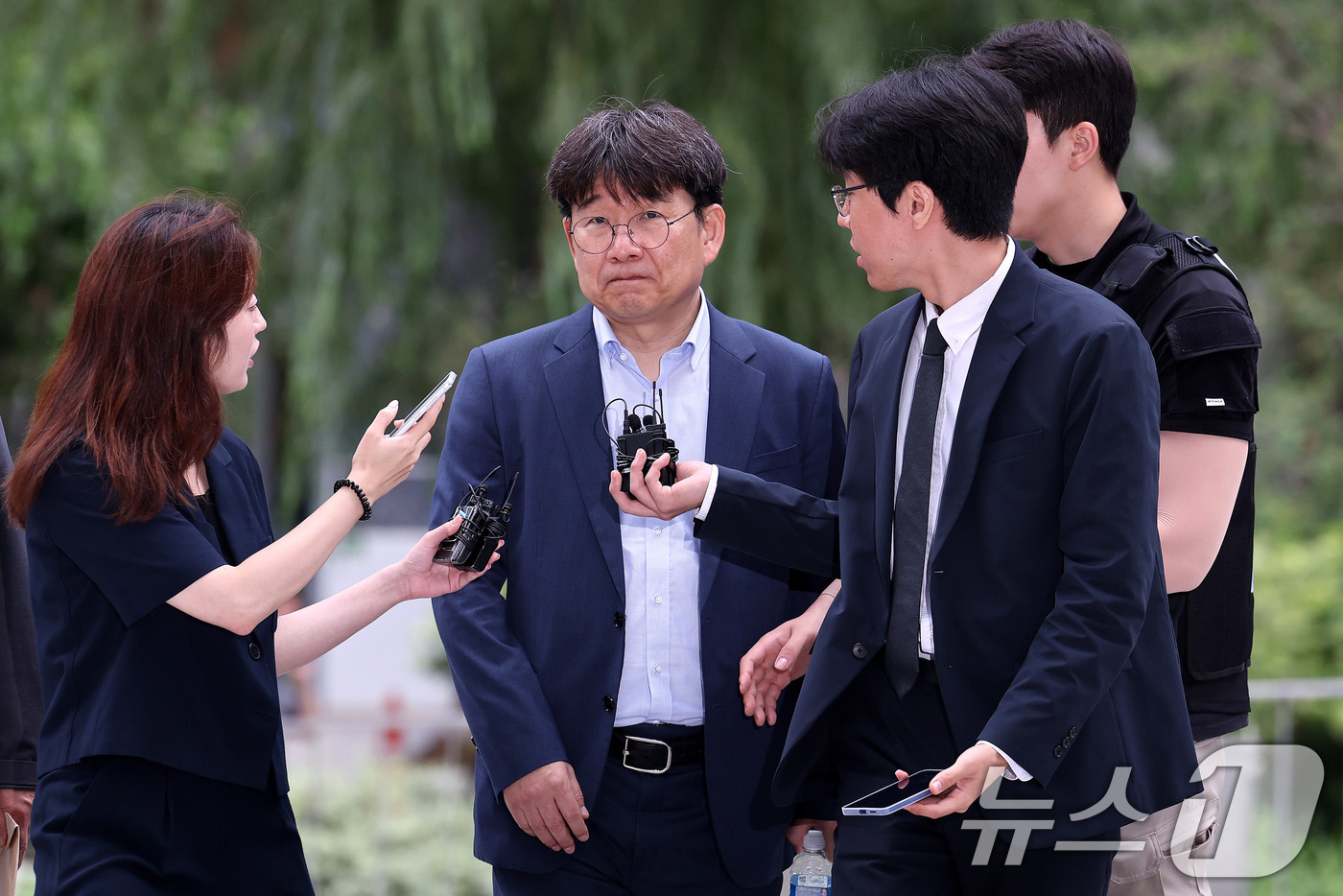 (서울=뉴스1) 박지혜 기자 = 이상화 동해종합기술공사 부사장이 15일 서울 종로구 김건희 여사에 관한 의혹들을 수사하는 민중기 특별검사팀 사무실로 출석하고 있다. 2025.7.1 …