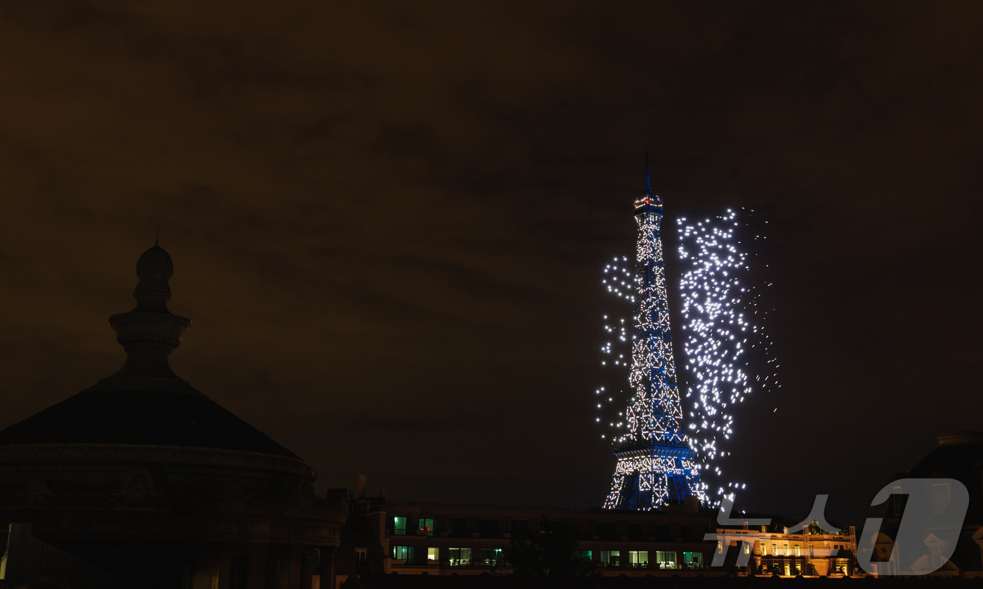 (파리=뉴스1) 이준성 기자 = 14일(현지시간) 프랑스 혁명 기념일(바스티유 데이)을 기념하기 위해 에펠탑에 펼쳐진 불꽃놀이 쇼에서 1천100대의 드론이 에펠탑 주변을 수놀고 있 …