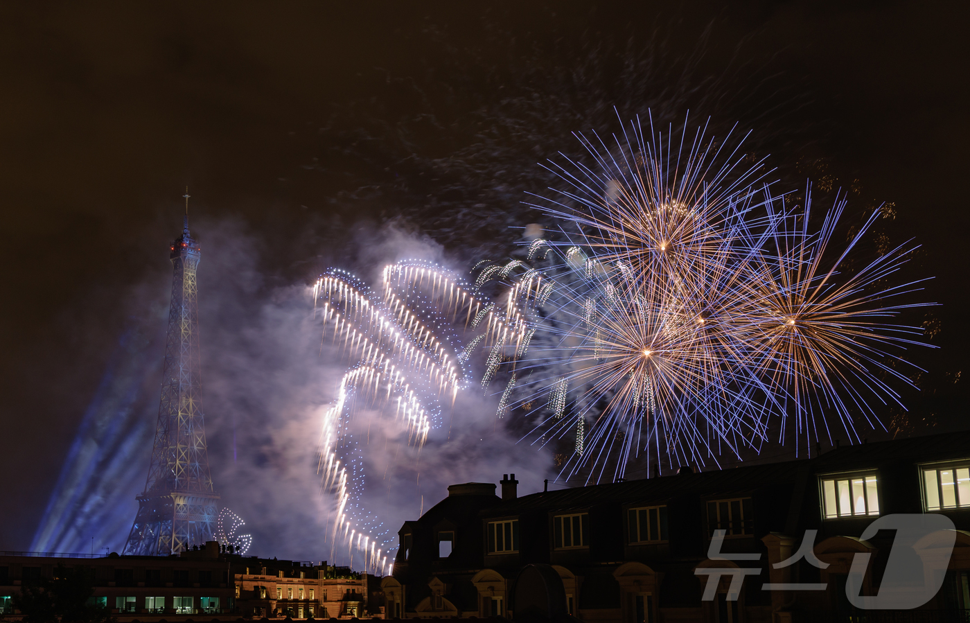 (파리=뉴스1) 이준성 기자 = 14일(현지시간) 프랑스 혁명 기념일(바스티유 데이)을 기념하기 위해 에펠탑에 펼쳐진 불꽃놀이 쇼에서 1천100대의 드론이 불꽃과 함께 빛의 향연을 …