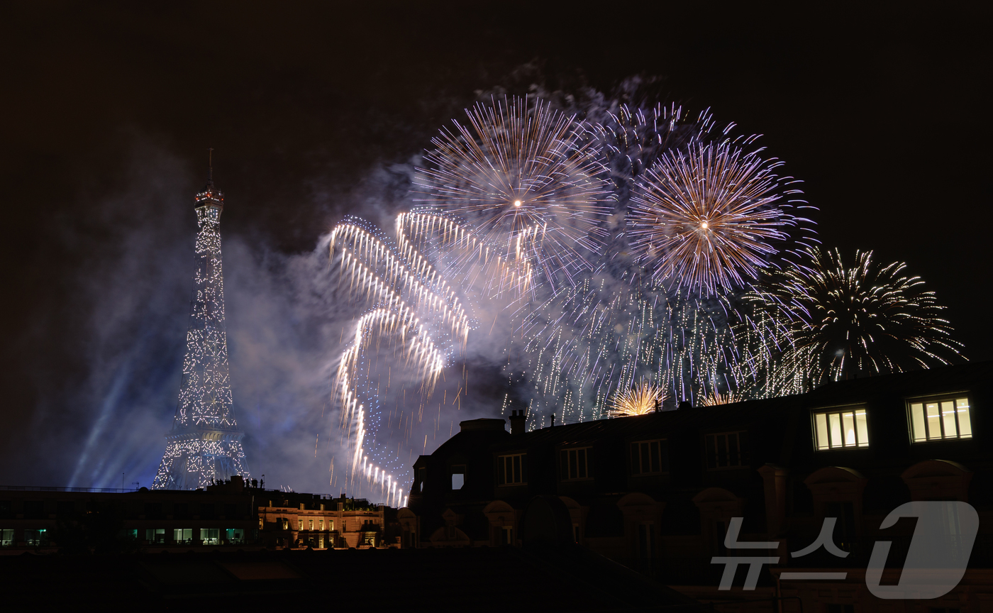 (파리=뉴스1) 이준성 기자 = 14일(현지시간) 프랑스 혁명 기념일(바스티유 데이)을 기념하기 위해 에펠탑에 펼쳐진 불꽃놀이 쇼에서 1천100대의 드론이 불꽃과 함께 빛의 향연을 …