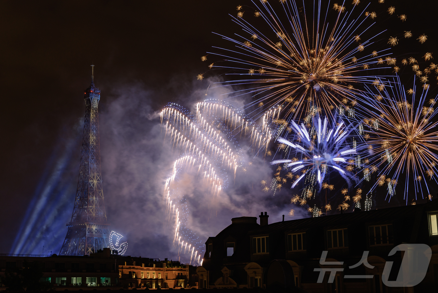 (파리=뉴스1) 이준성 기자 = 14일(현지시간) 프랑스 혁명 기념일(바스티유 데이)을 기념하기 위해 에펠탑에 펼쳐진 불꽃놀이 쇼에서 1천100대의 드론이 불꽃과 함께 빛의 향연을 …
