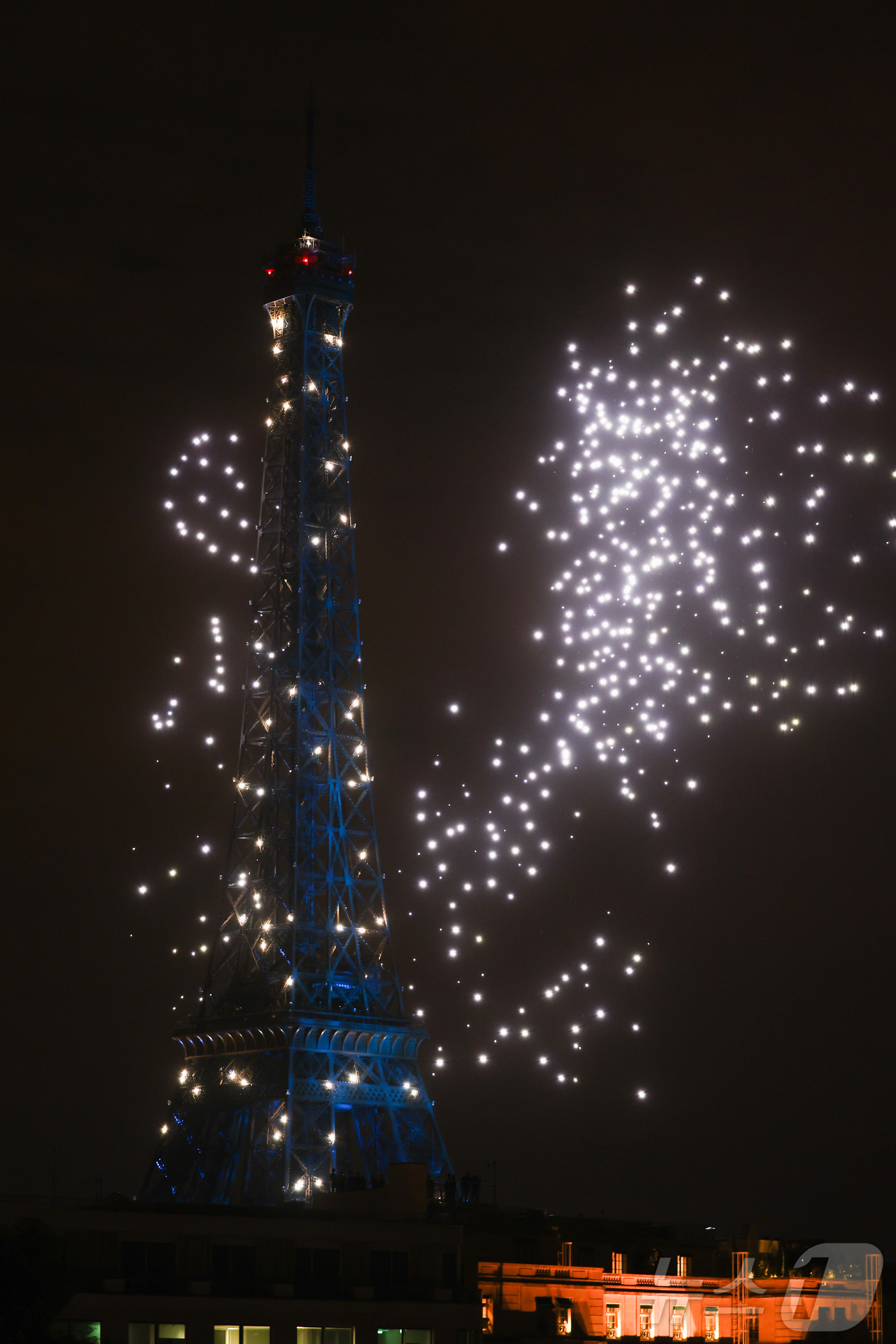 (파리=뉴스1) 이준성 기자 = 14일(현지시간) 프랑스 혁명 기념일(바스티유 데이)을 기념하기 위해 에펠탑에 펼쳐진 불꽃놀이 쇼에서 1천100대의 드론이 에펠탑 주변을 수놀고 있 …