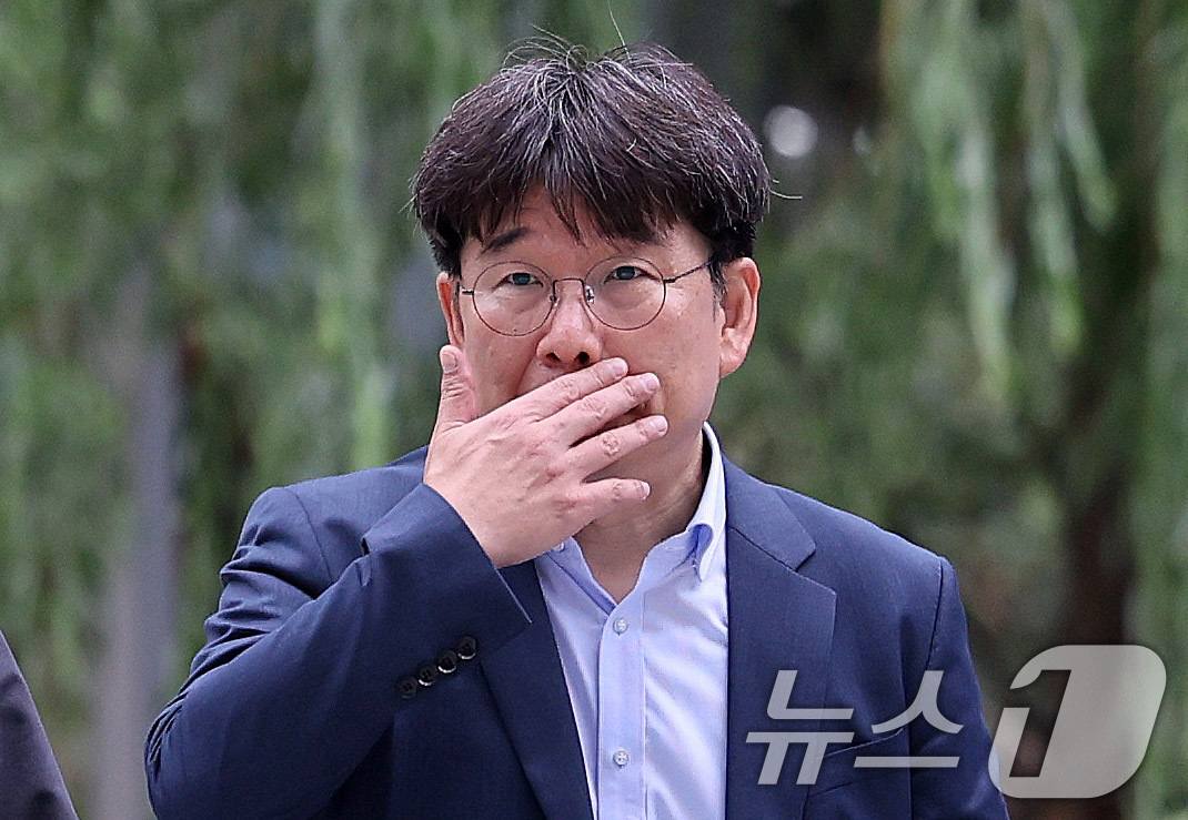 (서울=뉴스1) 박지혜 기자 = 이상화 동해종합기술공사 부사장이 15일 서울 종로구 김건희 여사에 관한 의혹들을 수사하는 민중기 특별검사팀 사무실로 출석하고 있다. 2025.7.1 …