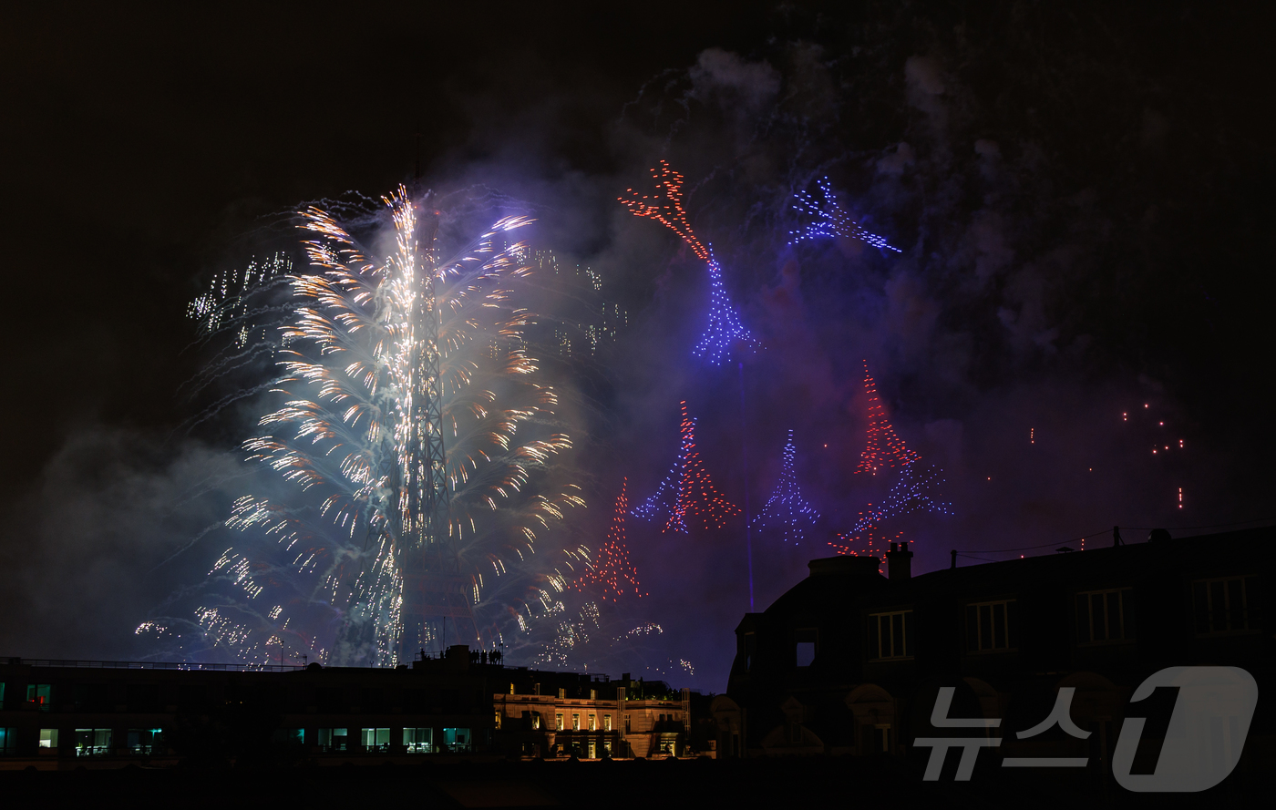 (파리=뉴스1) 이준성 기자 = 14일(현지시간) 프랑스 혁명 기념일(바스티유 데이)을 기념하기 위해 에펠탑에 펼쳐진 불꽃놀이 쇼에서 에펠탑의 형상을 연출한 1천100대의 드론이 …